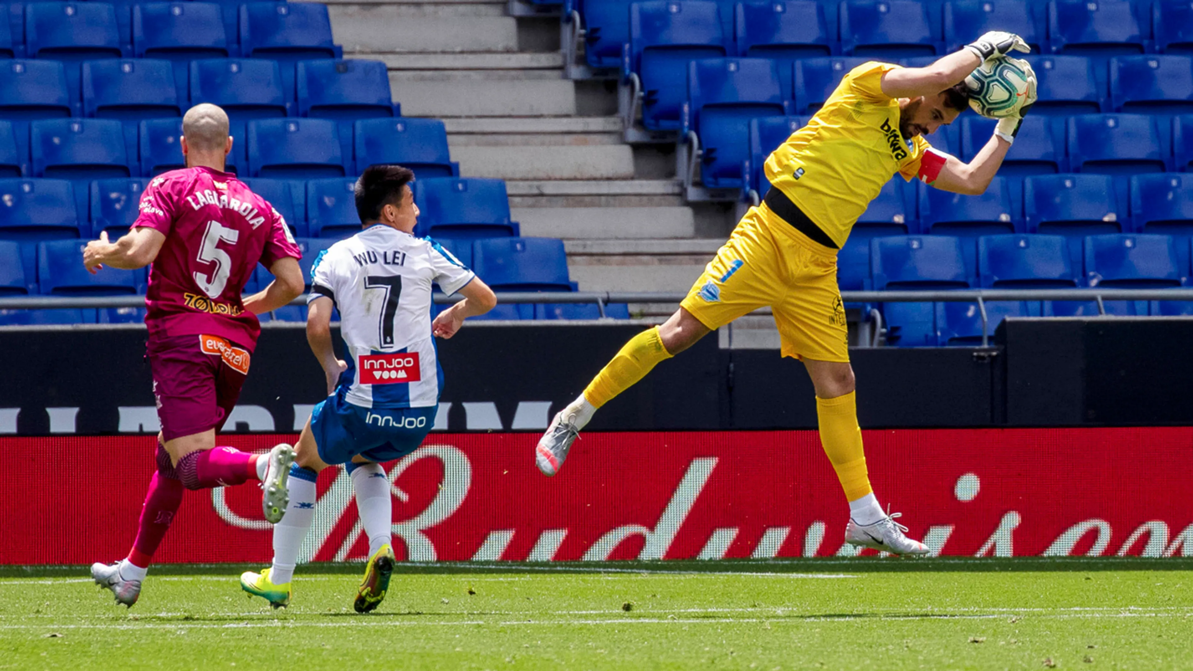 Spaanse keepers moeten nog wennen: twee identieke fouten en een rode kaart