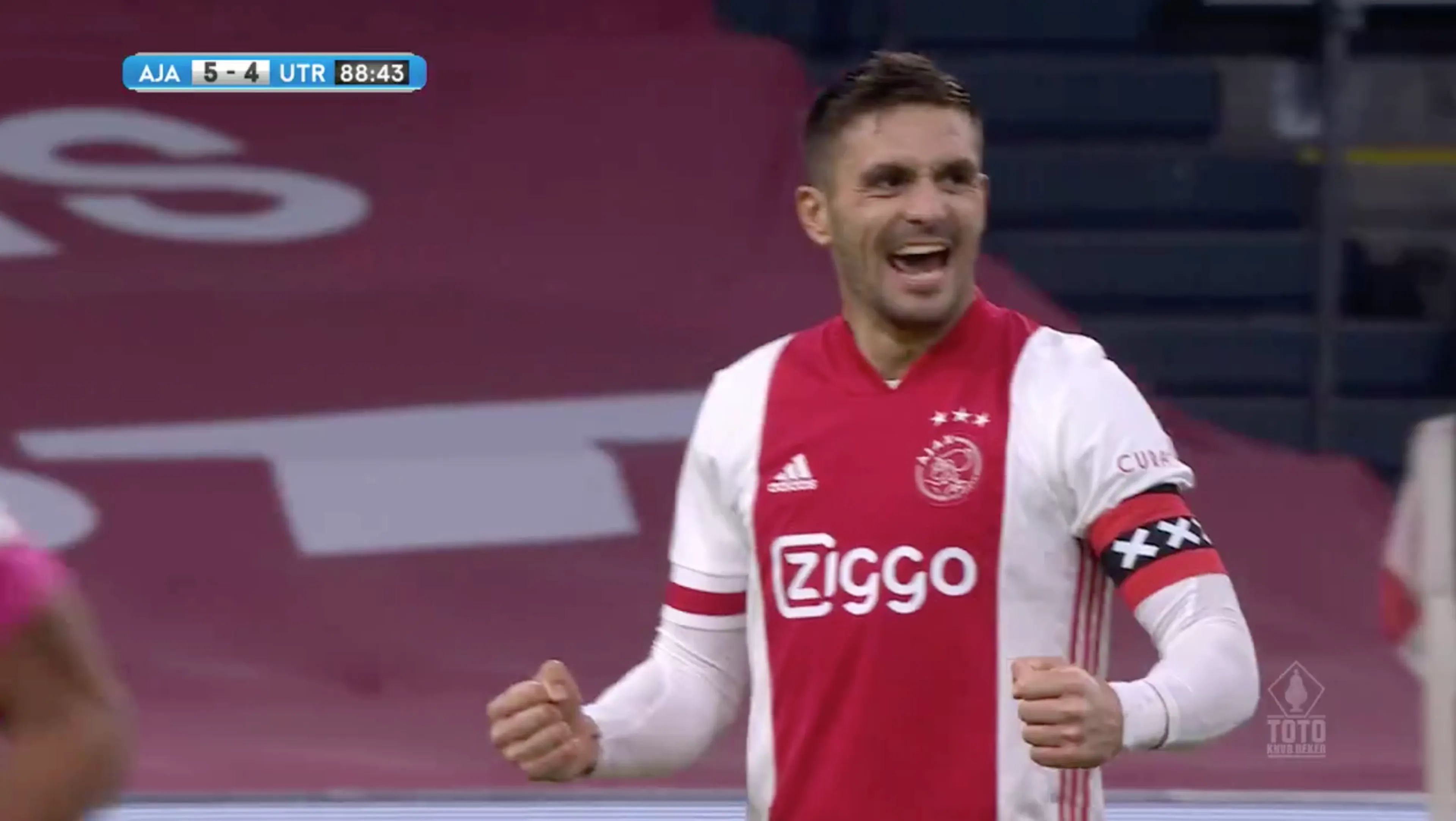 GEMIST? Tadić beslist krankzinnige wedstrijd met weergaloze treffer