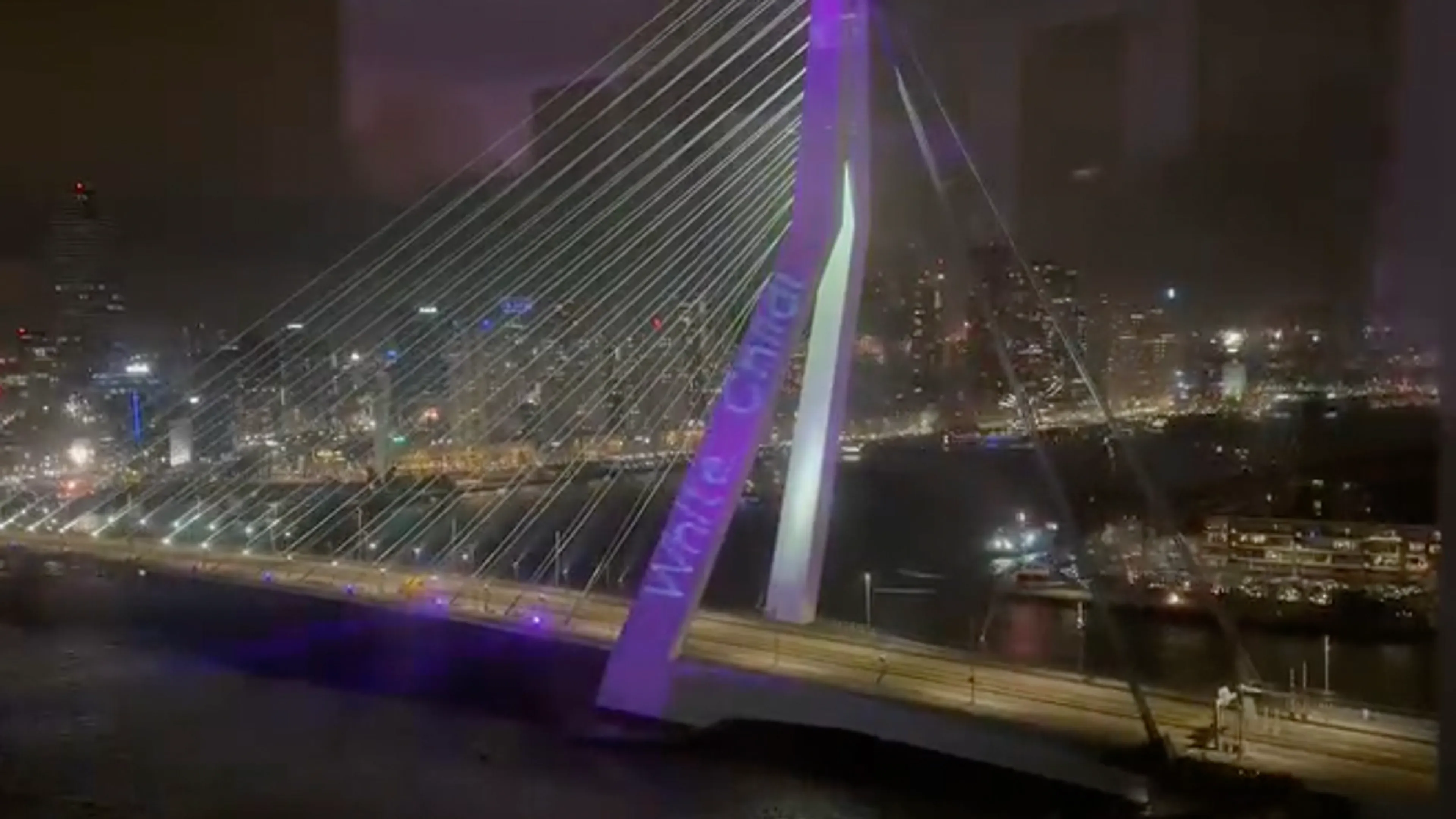 Activisten White Lives Matter claimen teksten op Erasmusbrug: 'We gaan verder op grote locaties'