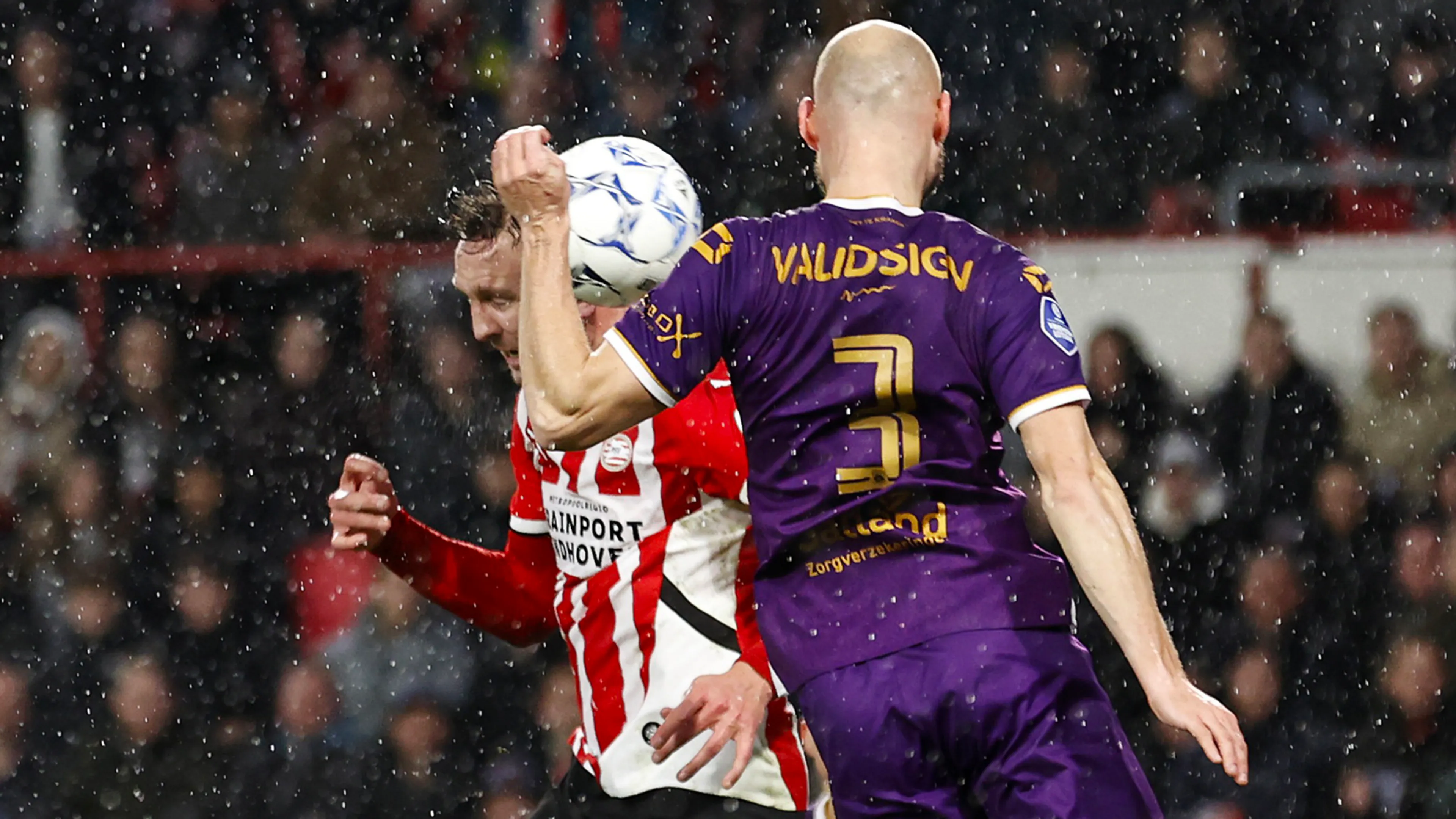 Videogoal: Perišić maakt aansluitingstreffer voor PSV tegen Go Ahead Eagles vanaf elf meter