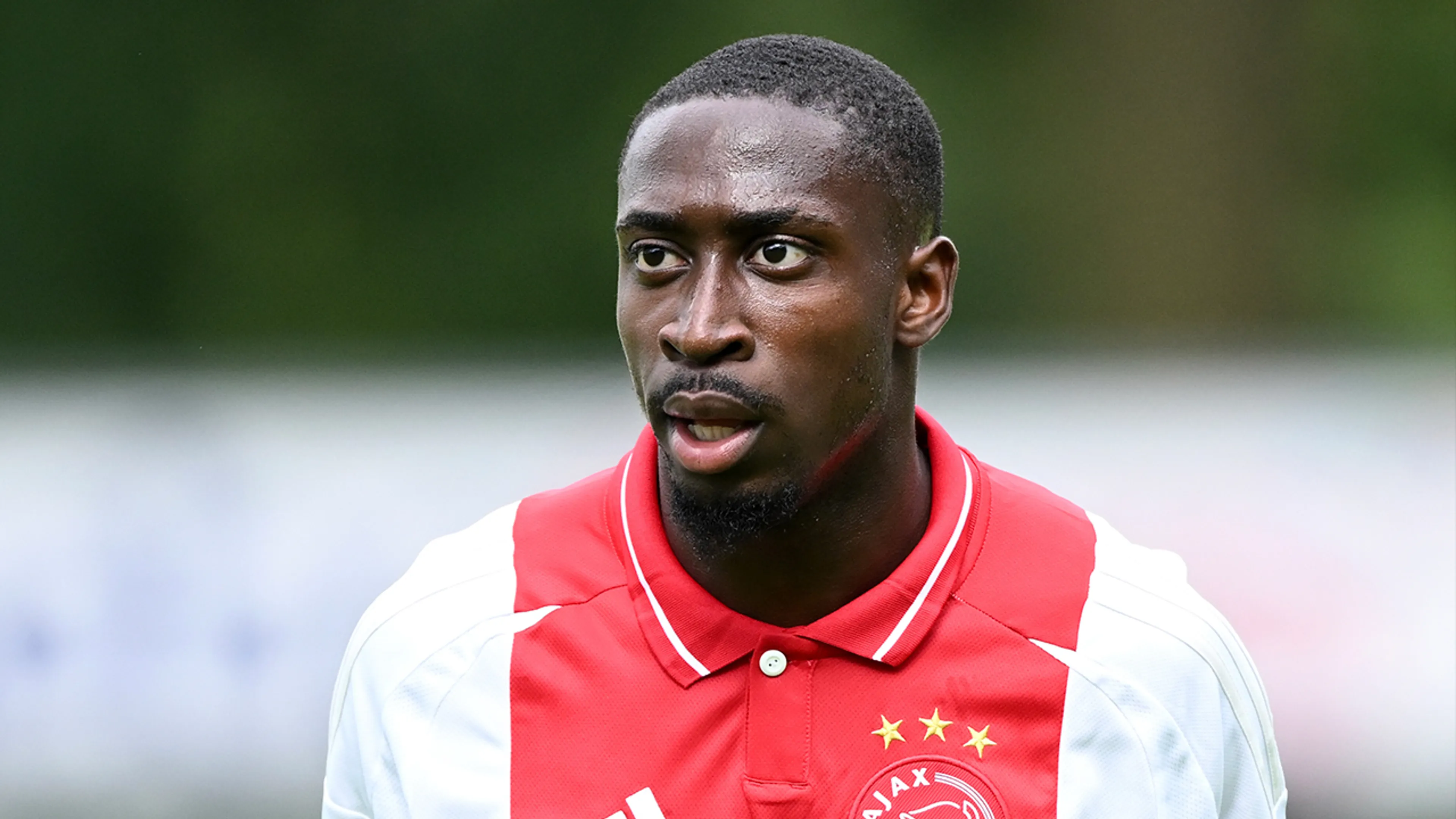 'Explosiegevaar is terug bij Ajax; Amsterdammers overwegen terugkeer Carlos Forbs'