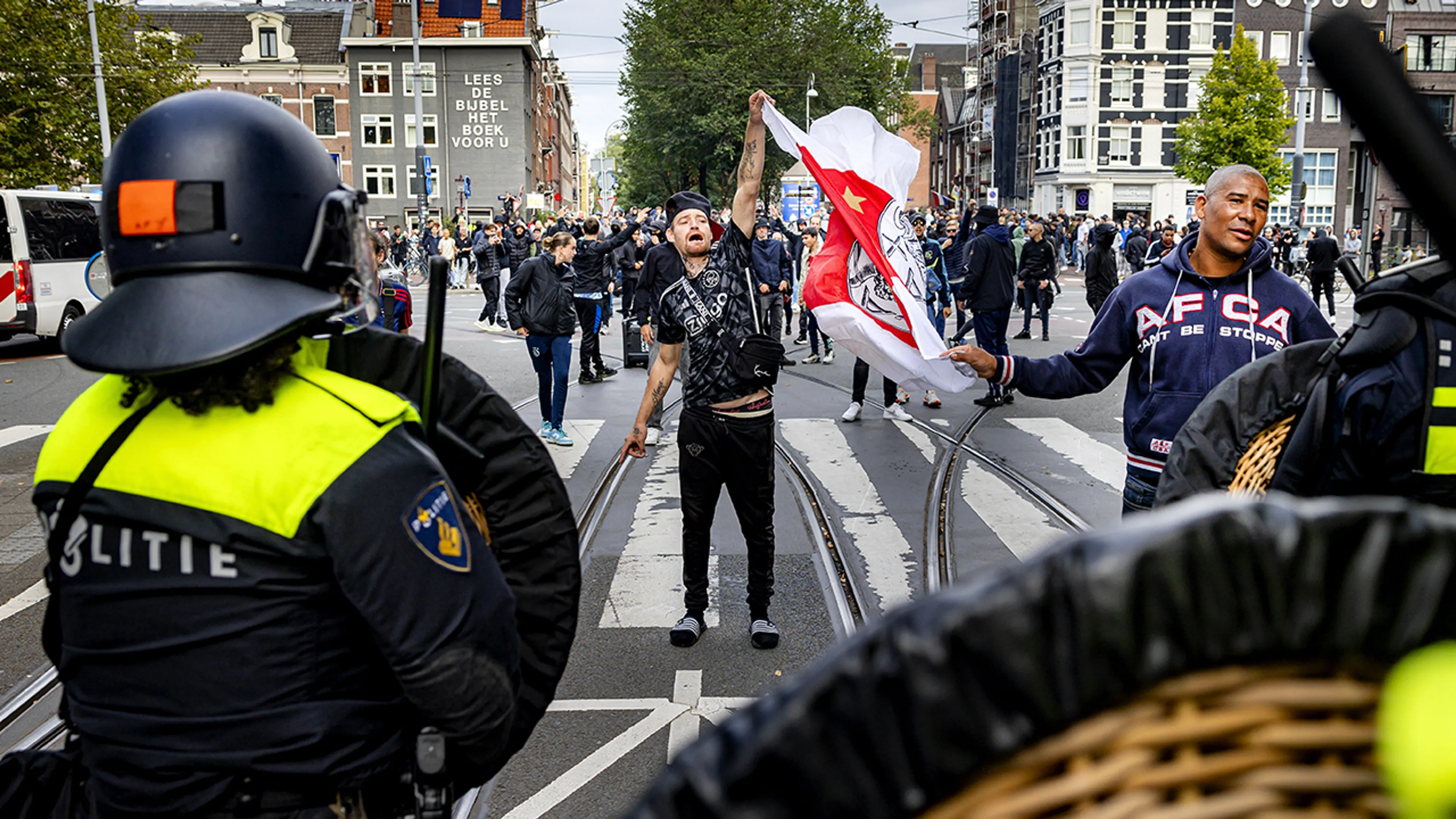 Gemeente Amsterdam veroordeelt rellen: 'Dit laat zien dat het niet zonder politie-inzet kan'