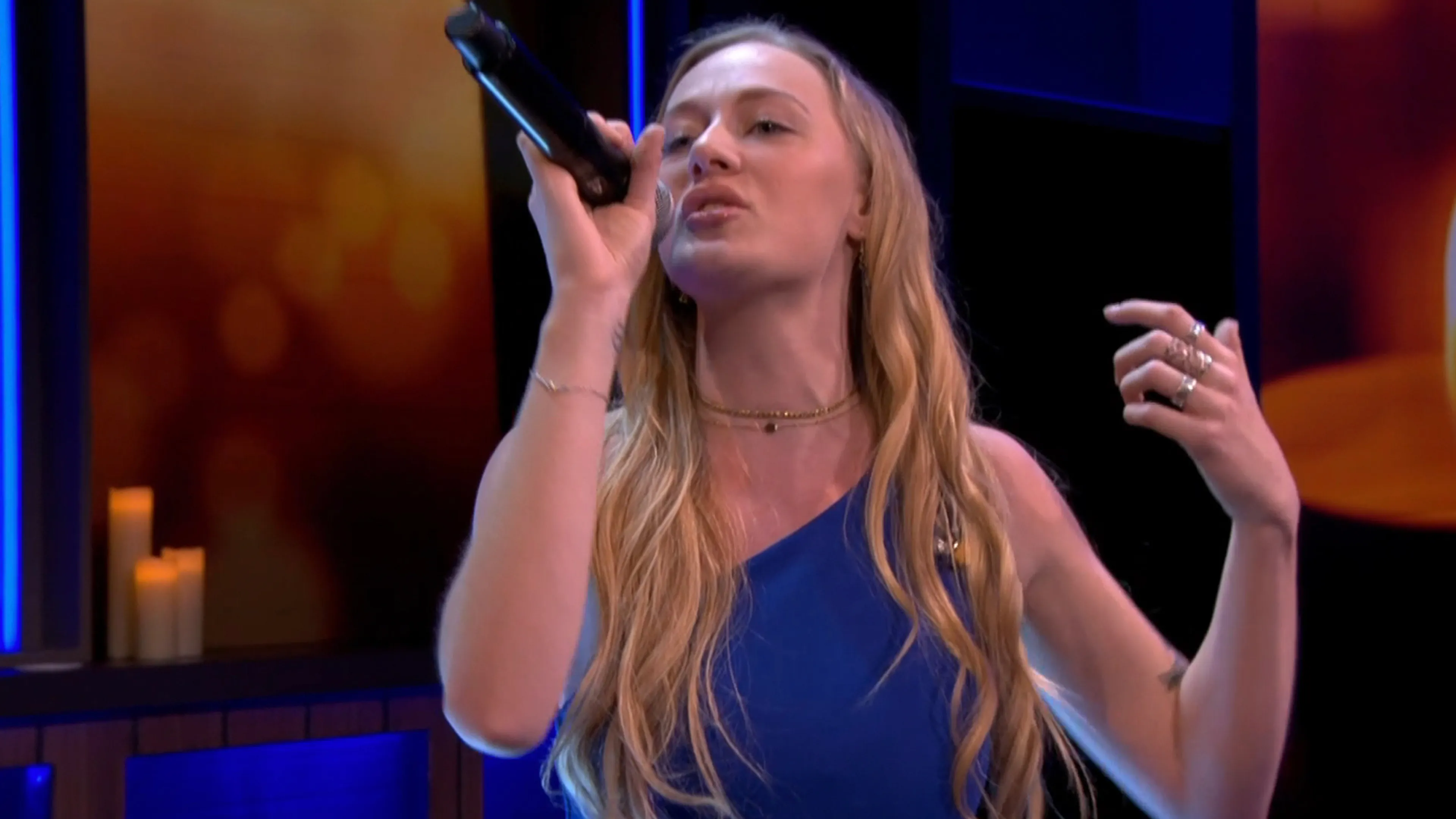 Pascale zorgt voor prachtige opening van De Oranjezondag met 'Hymne à l’amour' 
