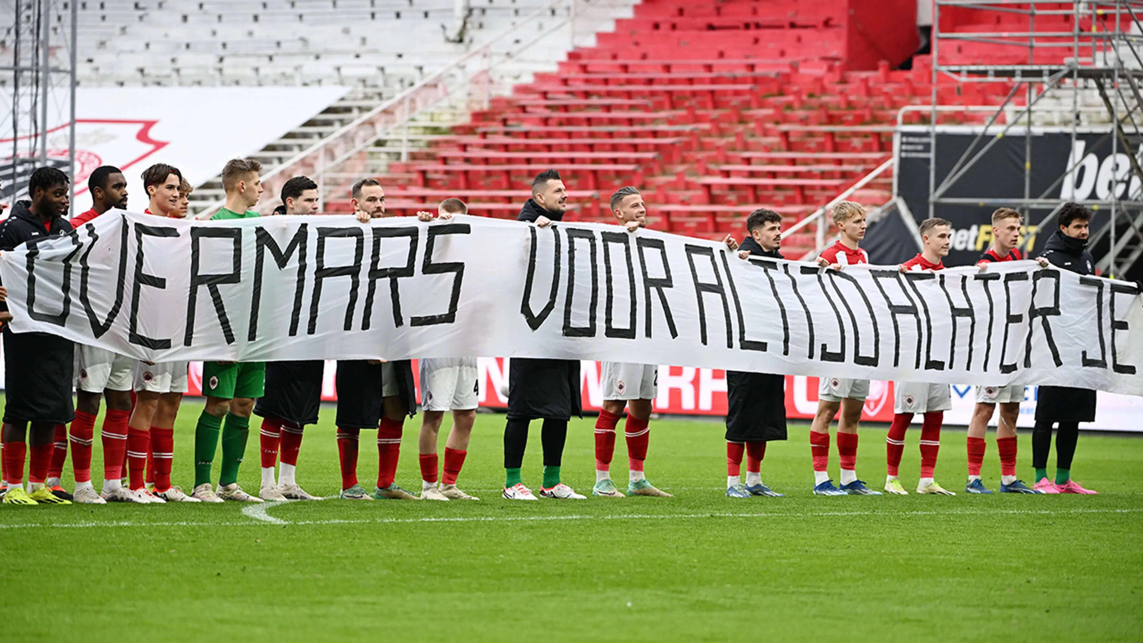 Fans van Ajax en Antwerp tonen steun aan geschorste Overmars
