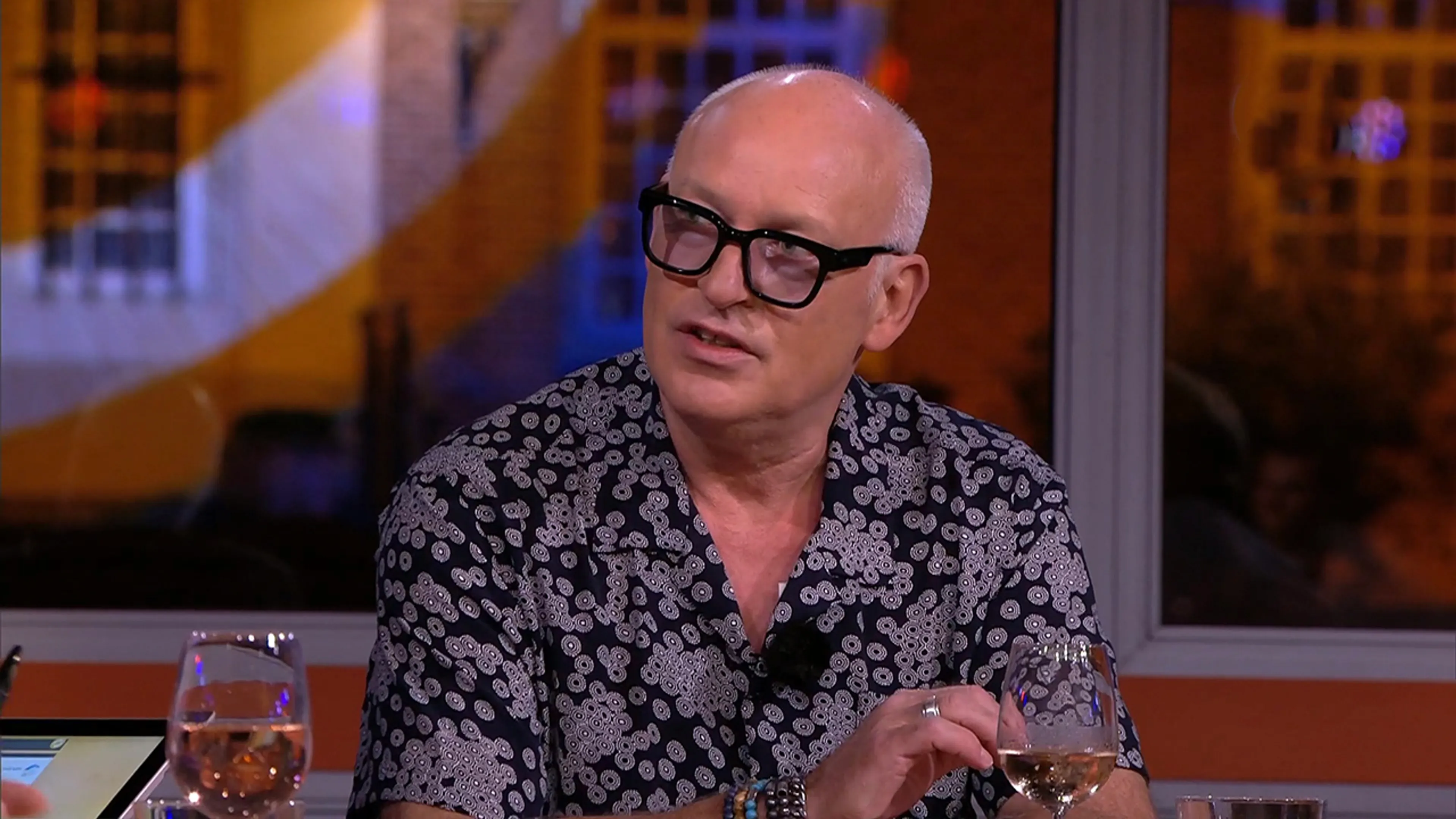 René haalt uit: 'Deze man is één groot toneelstuk'