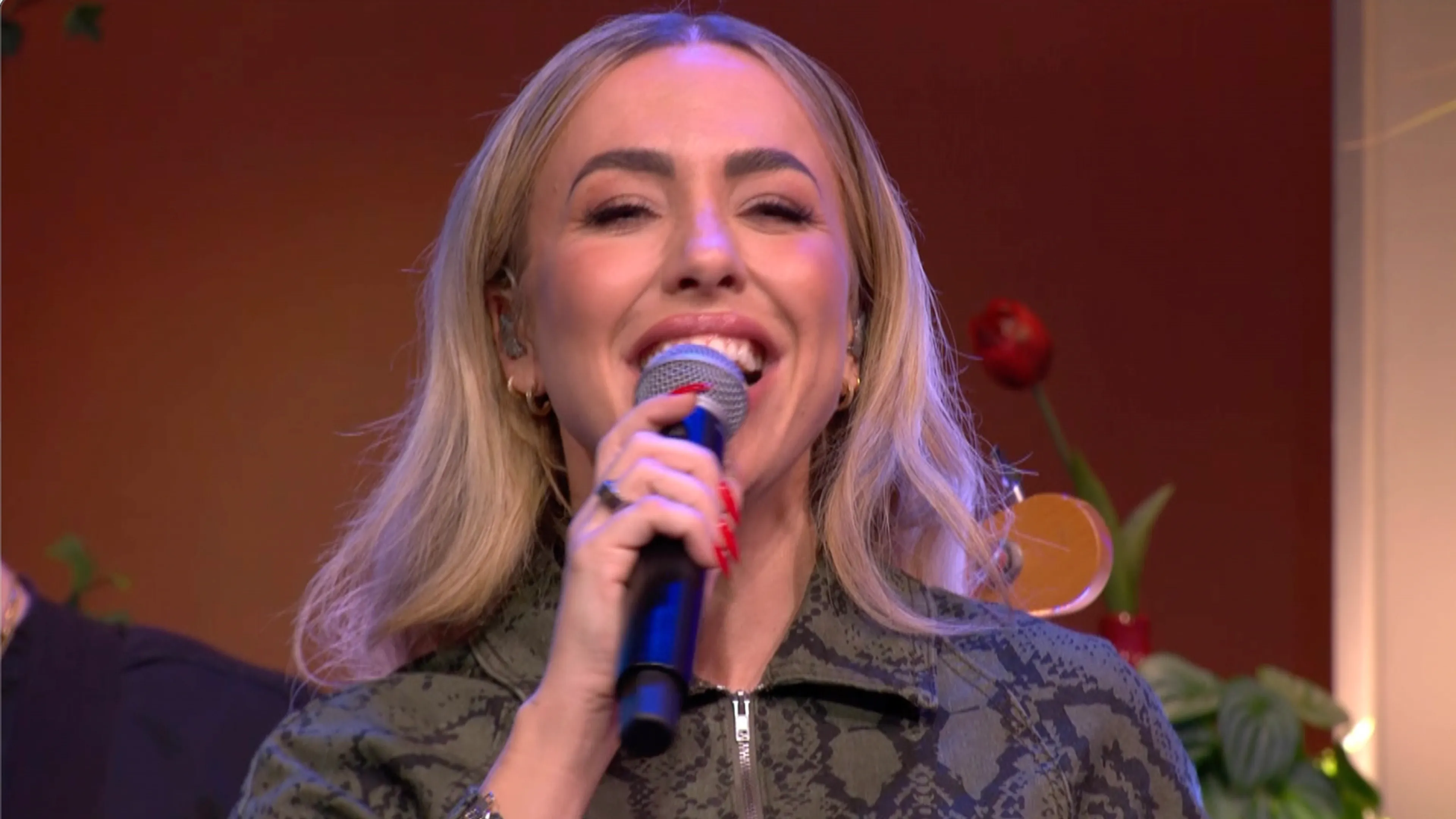 Kimberly Fransens zingt 'Nog Één Laatste Dans' tijdens commercialbreak De Oranjezondag