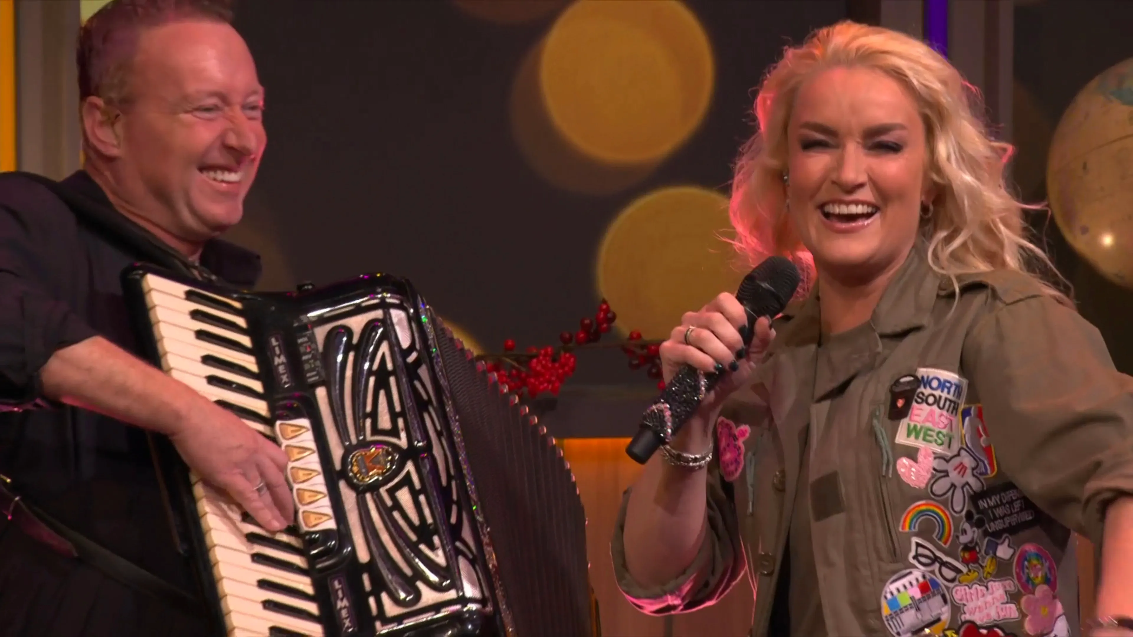Samantha Steenwijk opent De Oranjezondag swingend met 'Het kan maar zo'