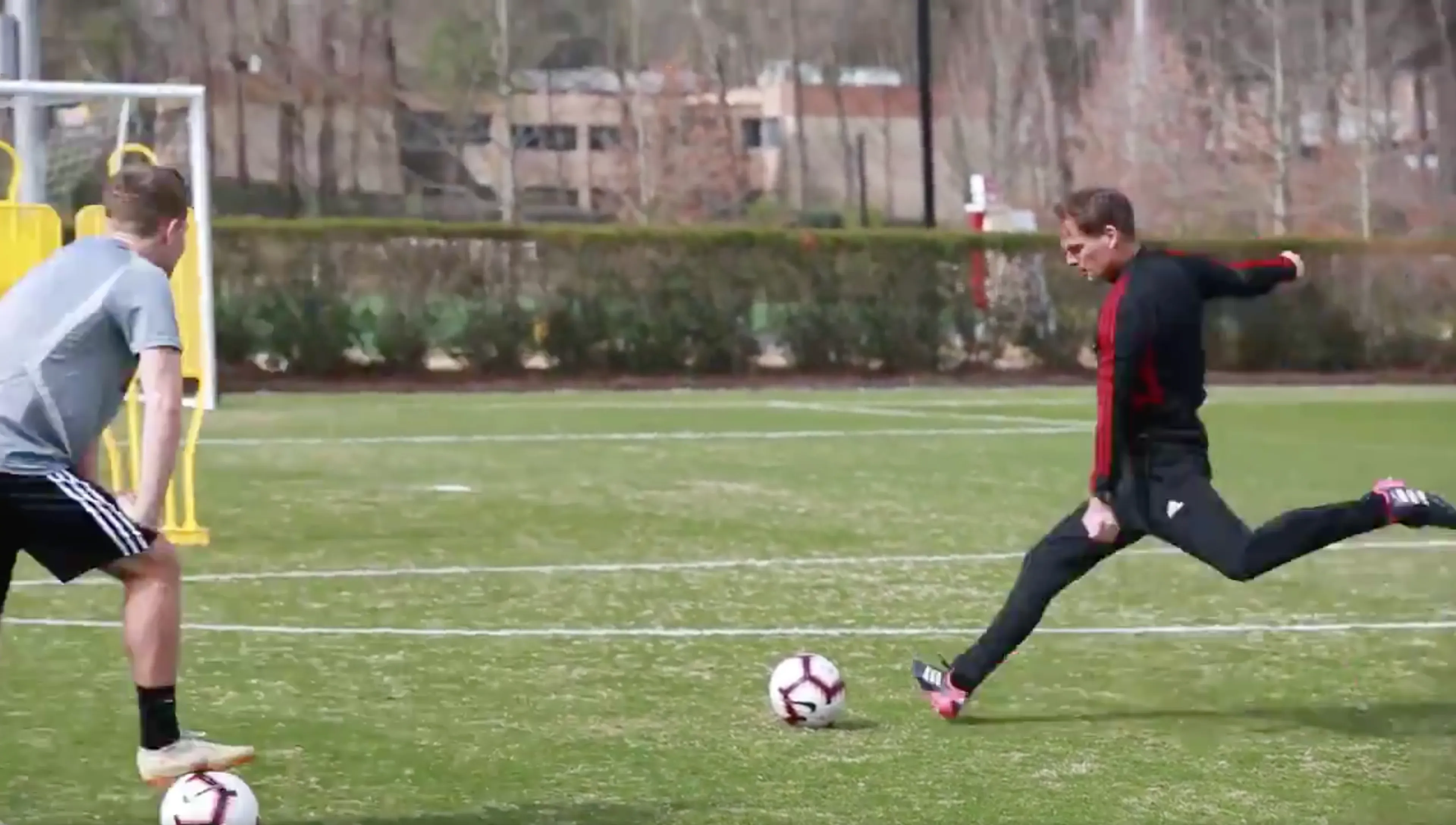 De Boer showt Atlanta-spelers hoe je een vrije trap binnen knalt