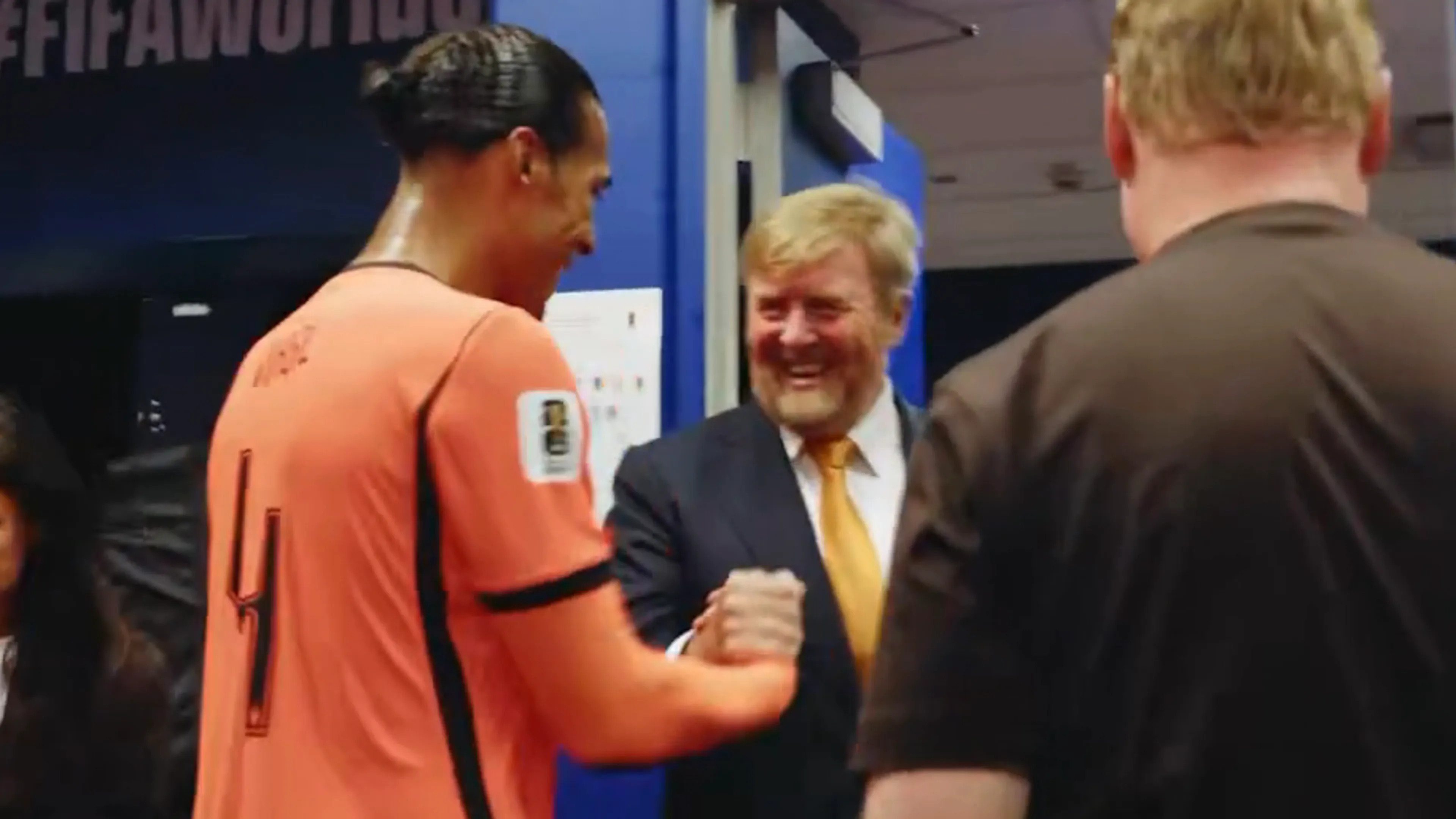 Mooie beelden: koning Willem-Alexander spreekt Oranje trots toe in kleedkamer na zege op Zweden