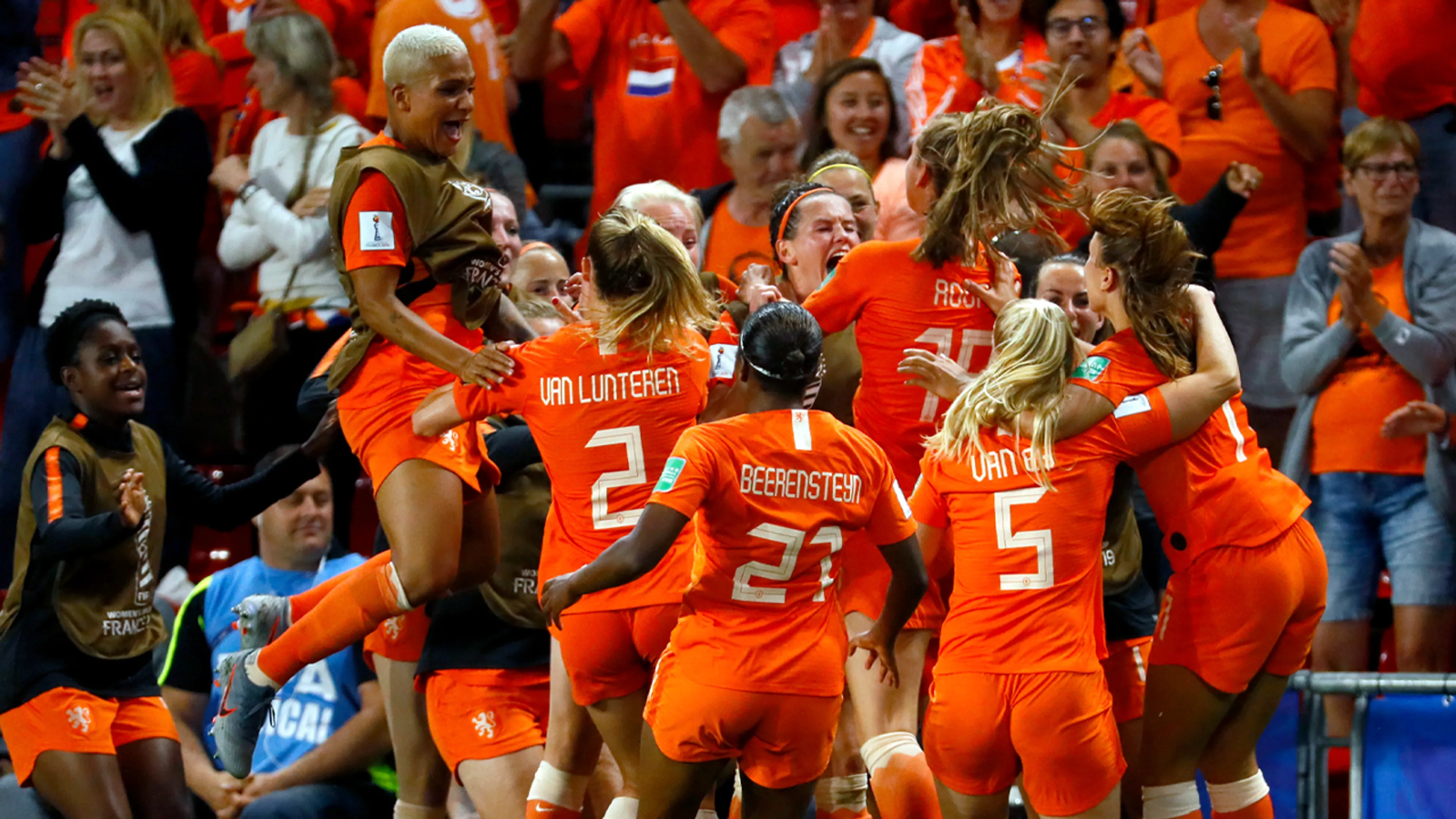 Martens schiet Oranje Leeuwinnen naar laatste acht