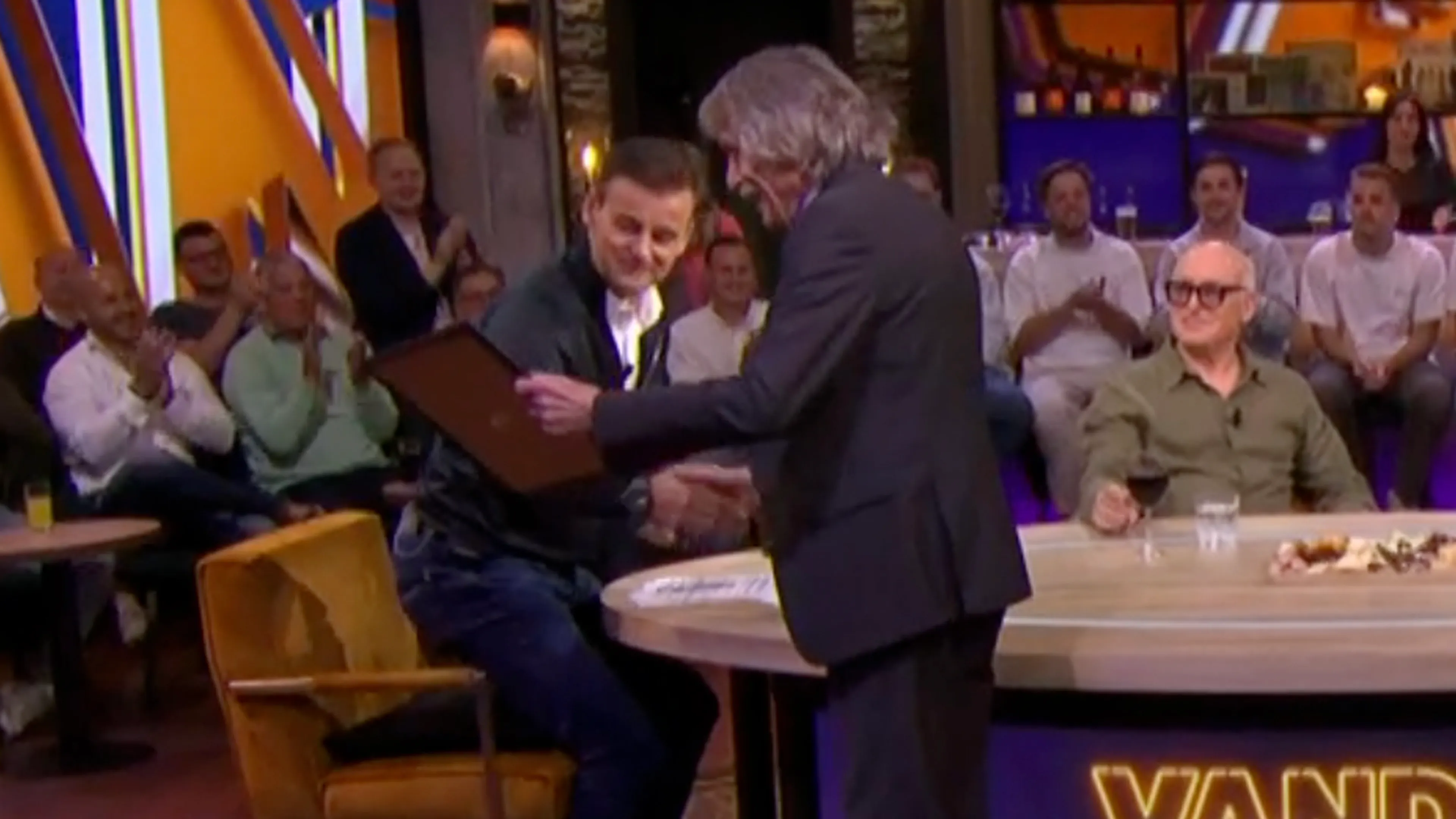 Johan Derksen verrast Wilfred Genee tijdens uitzending Vandaag Inside: 'Niet emotioneel worden!'