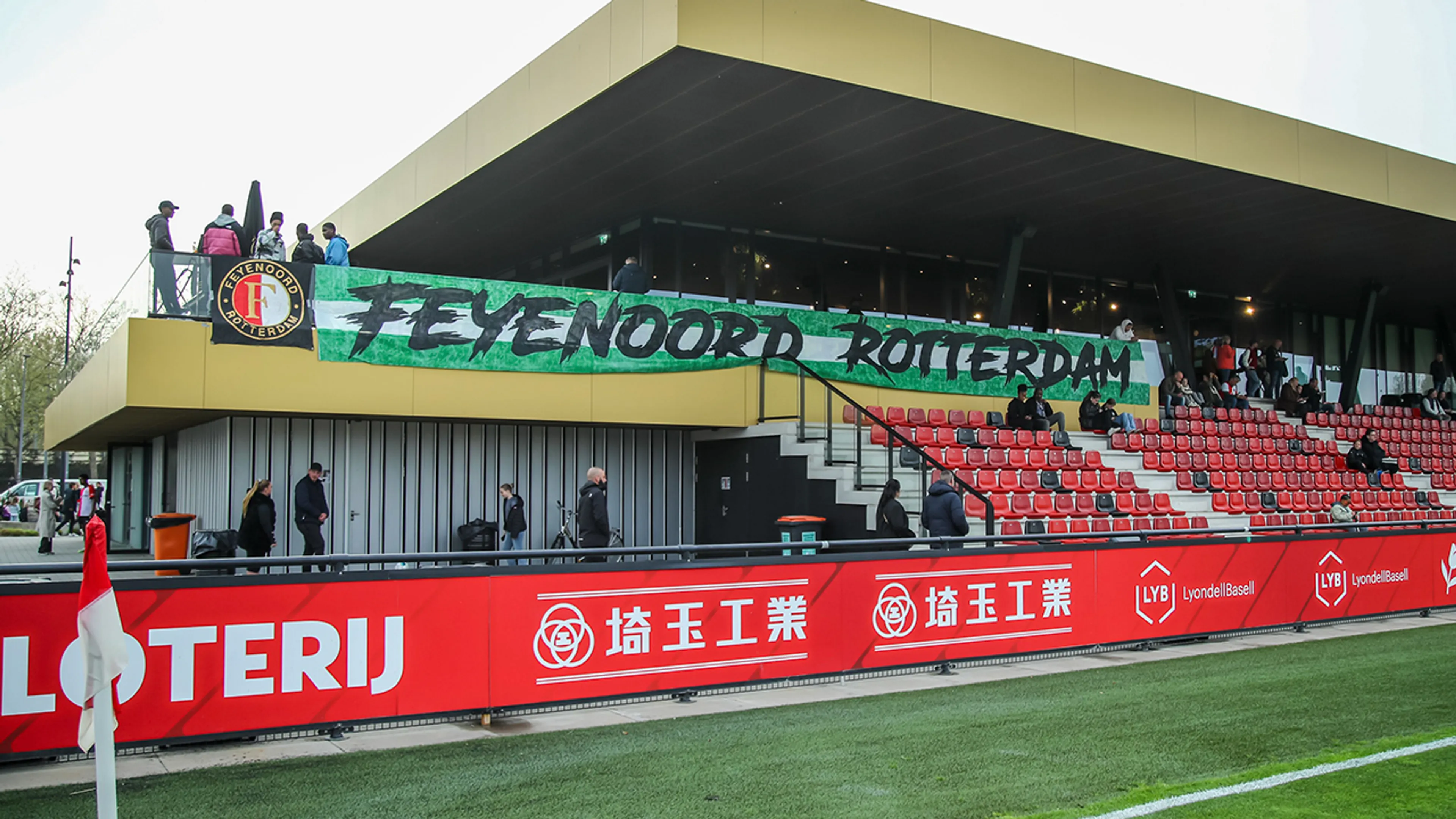 Feyenoord diep geraakt door overlijden jeugdscheidsrechter die onwel werd tijdens wedstrijd