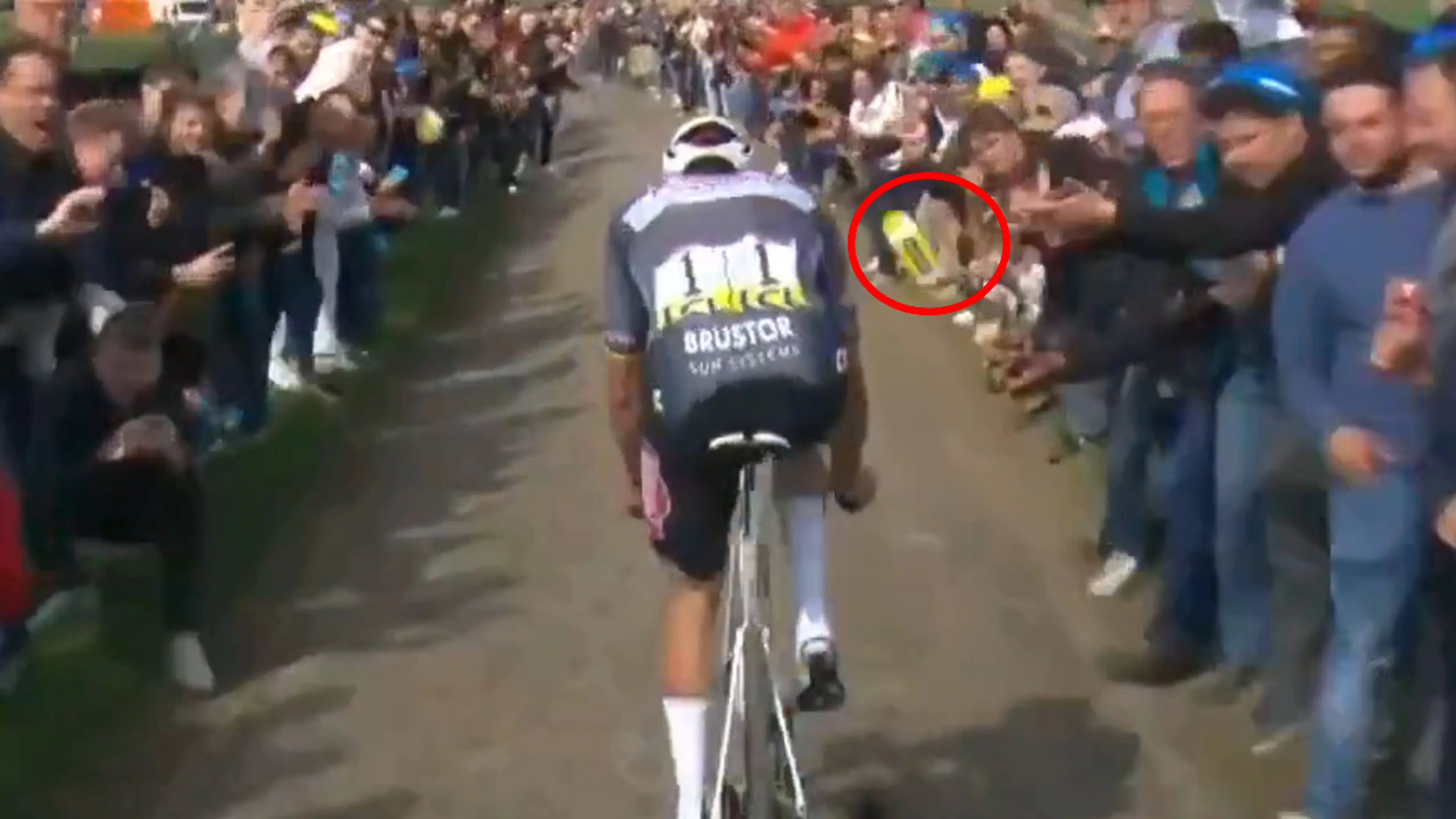 Mathieu van der Poel woedend op bidon-gooier: 'Dit is poging tot doodslag!'