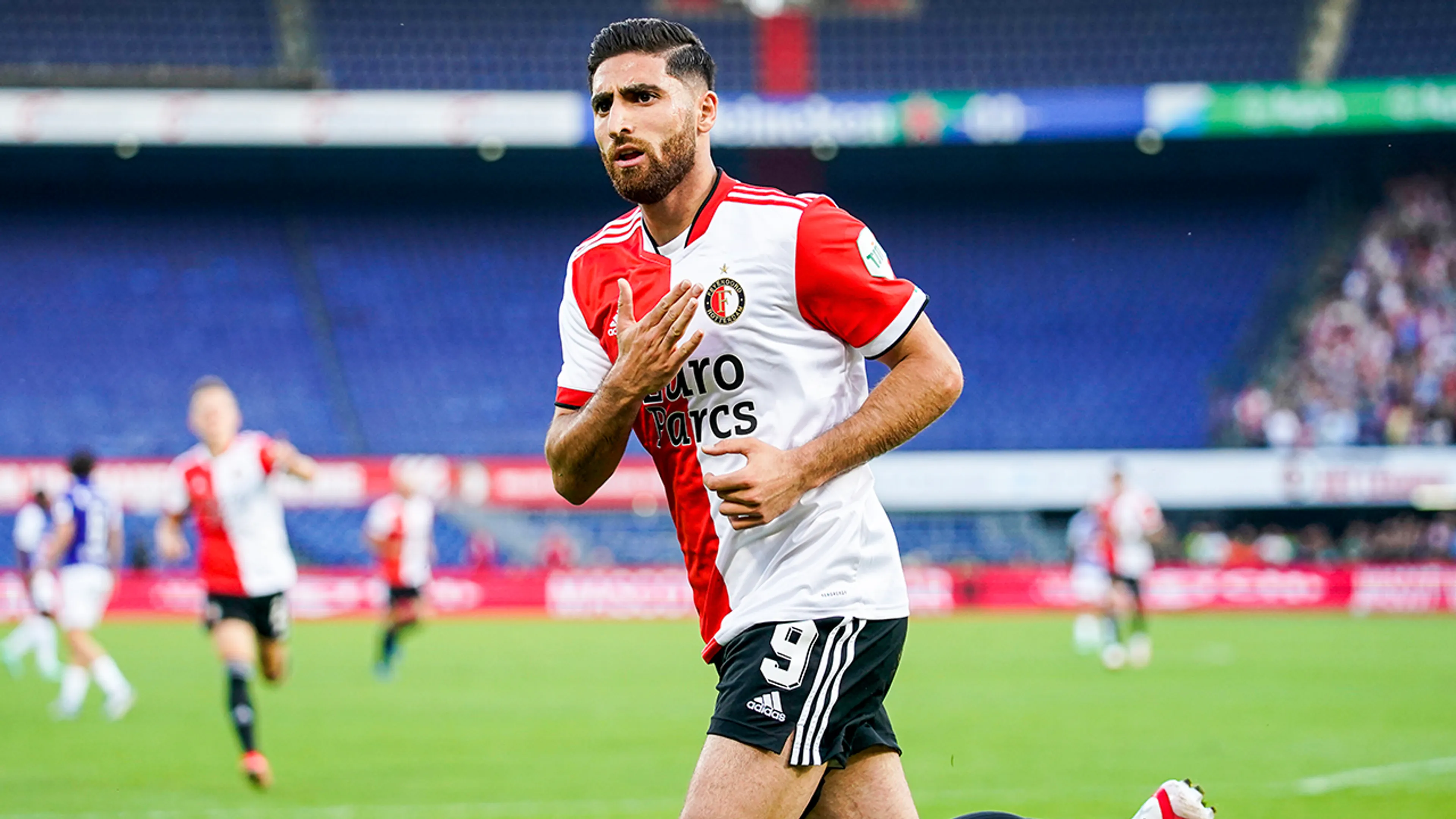 Feyenoord plaatst zich voor play-offs Conference League na ruime overwinning