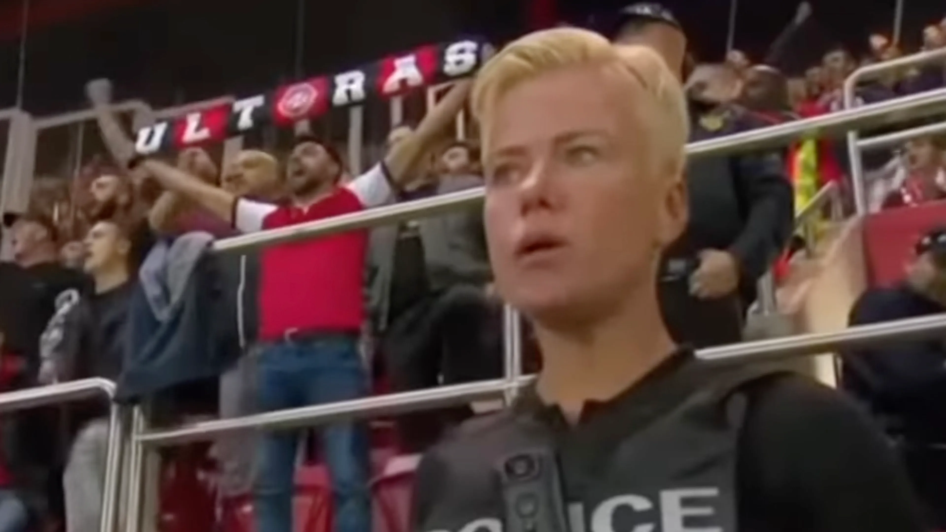 Throwback: Ellie Lust is op patrouille en vreest voor rellen na doelpunt