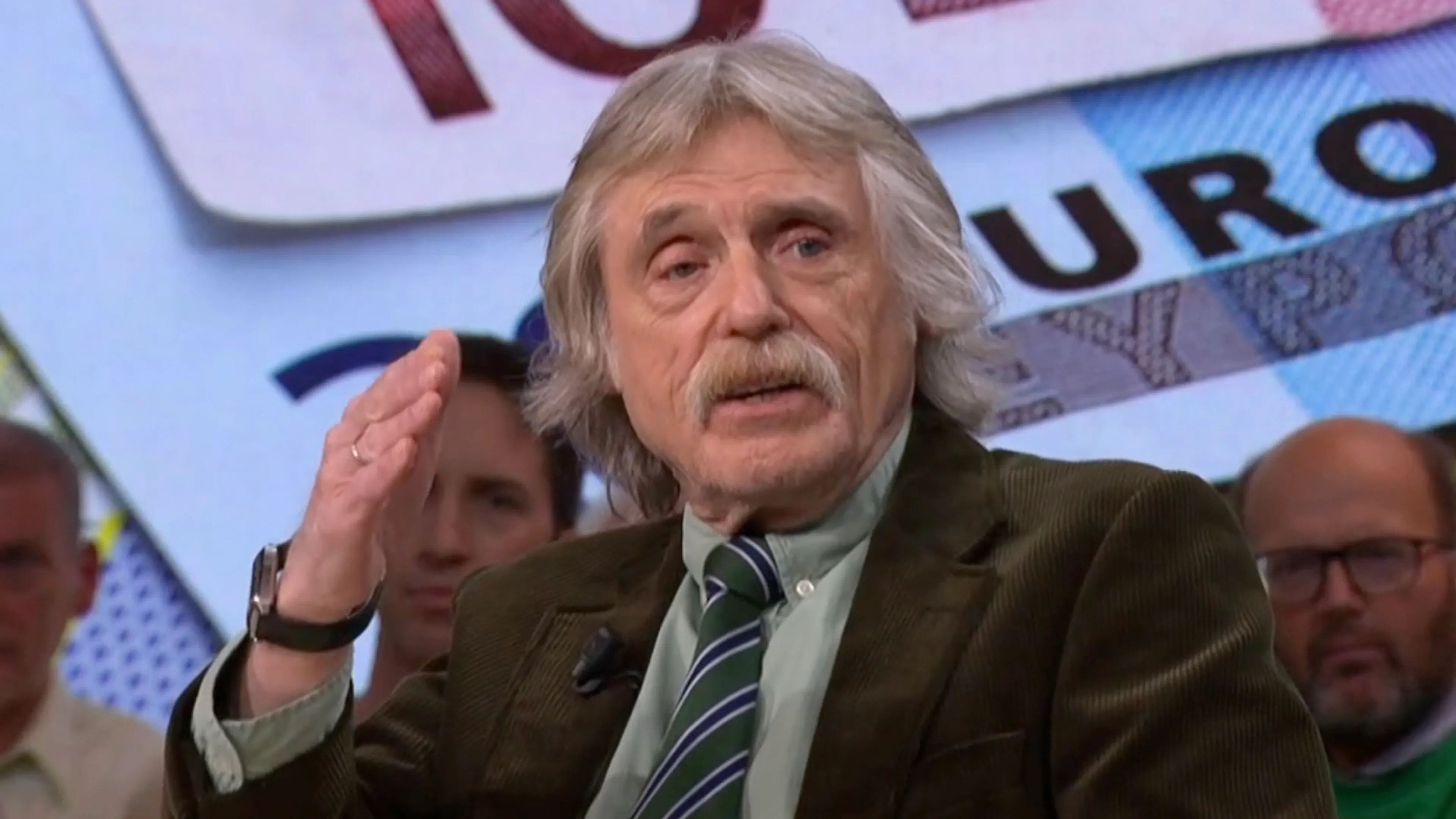 Wat vindt Johan Derksen van het advies om de salarissen van politici flink te verhogen?