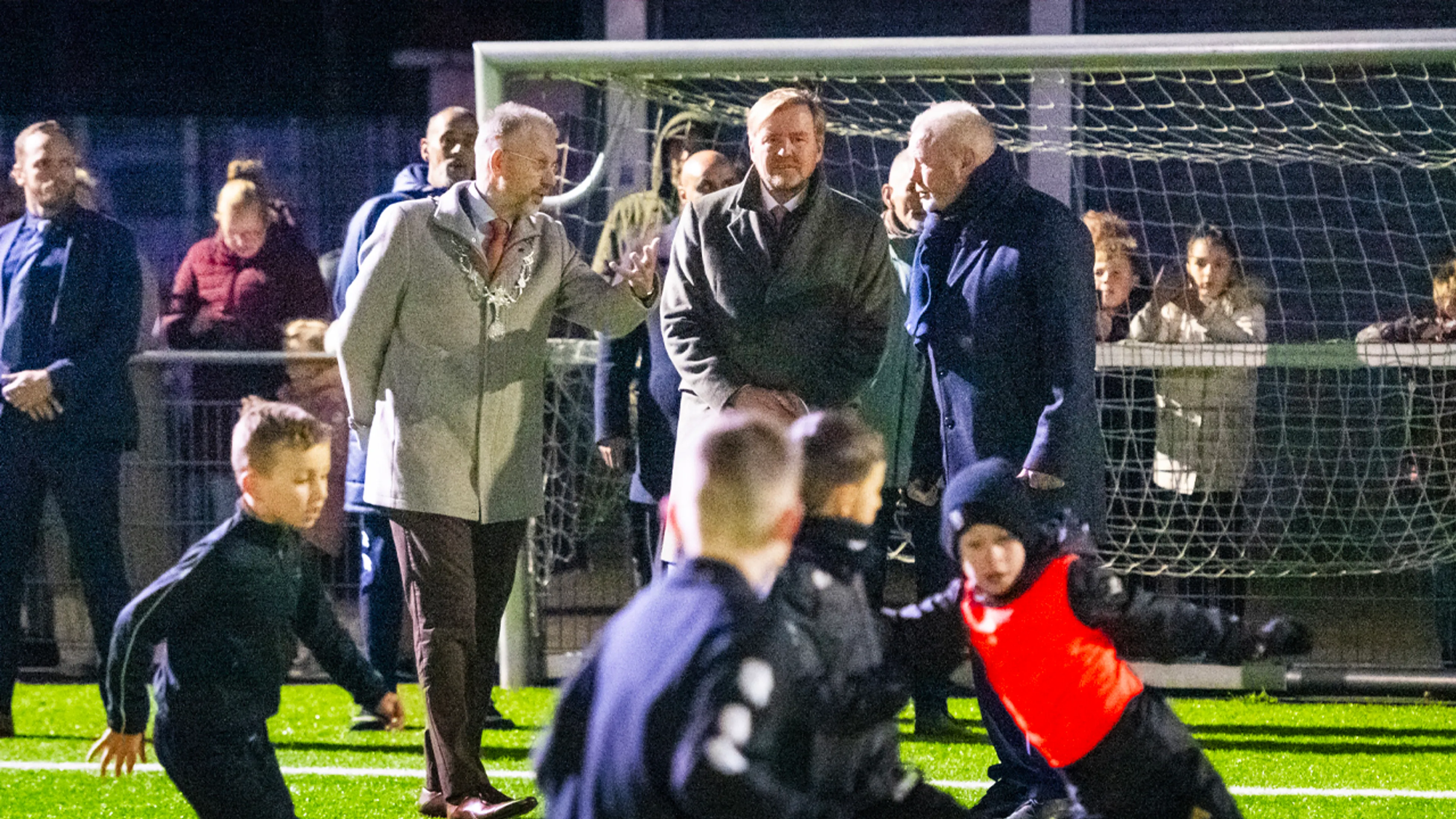 Koning Willem-Alexander op bezoek bij voetbalclub in Den Helder: kunt u ons niet sponsoren?
