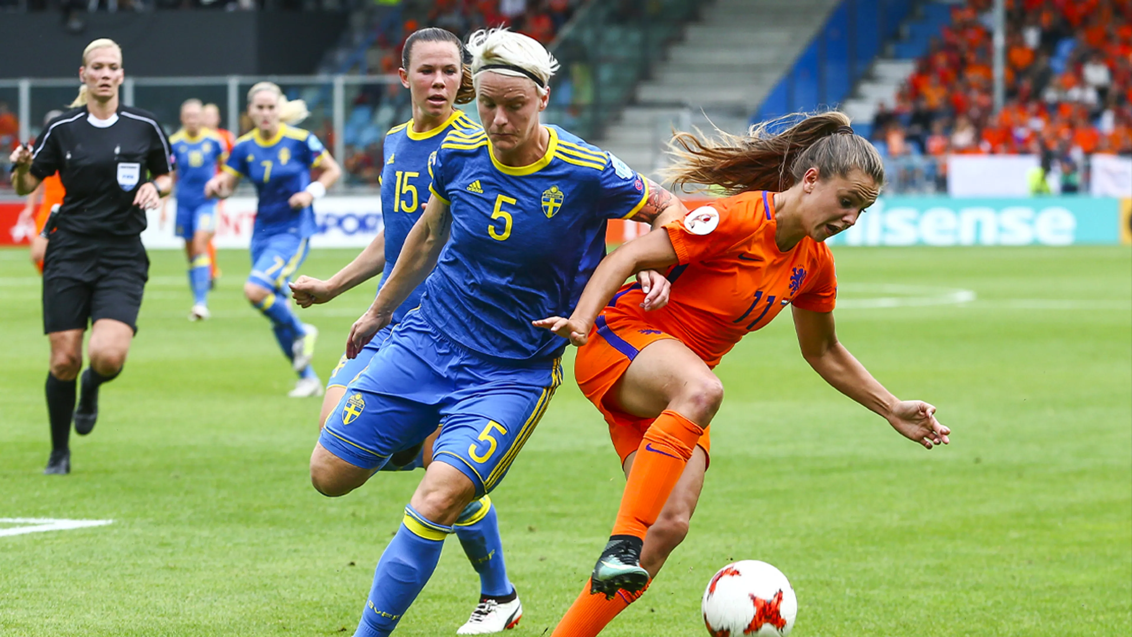 Zweedse voetbalster: moesten geslachtsdeel laten zien bij WK 2011