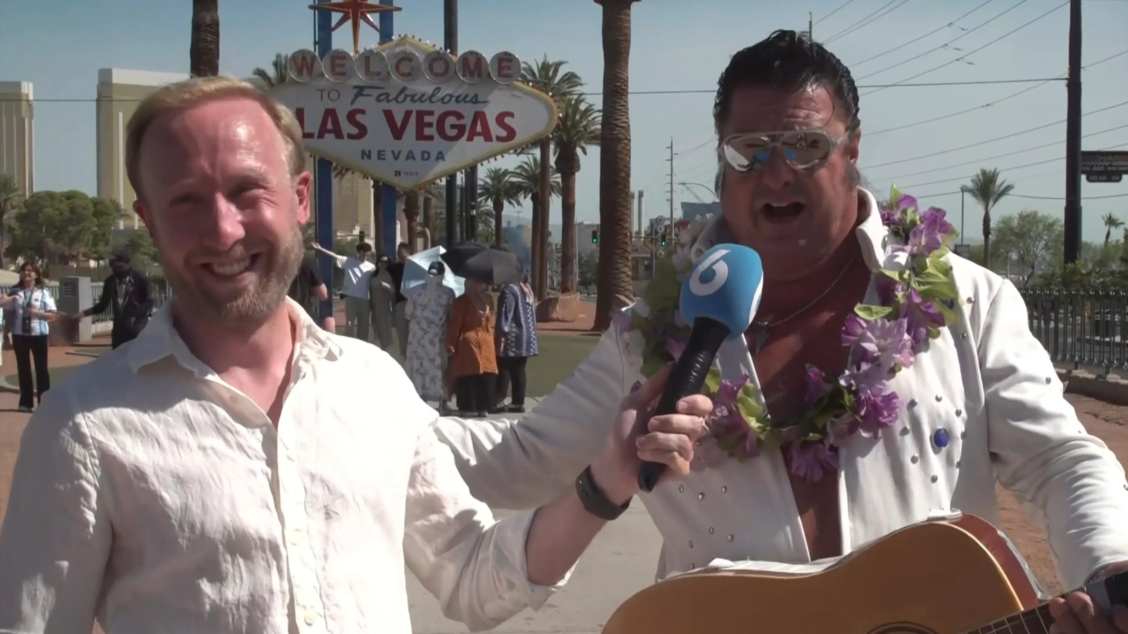 'Elvis Presley' onderbreekt videocall met Raymond Mens: 'Viva Las Vegas!'