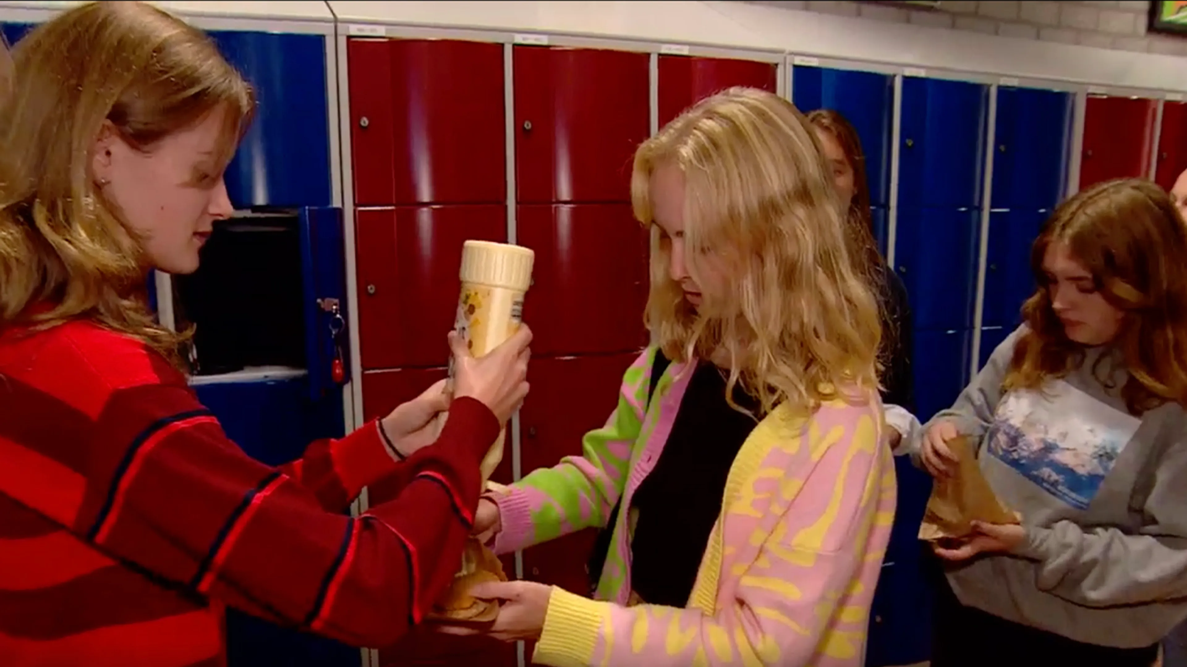 Op deze middelbare school in Zeeland wordt gedeald in ... mayonaise!