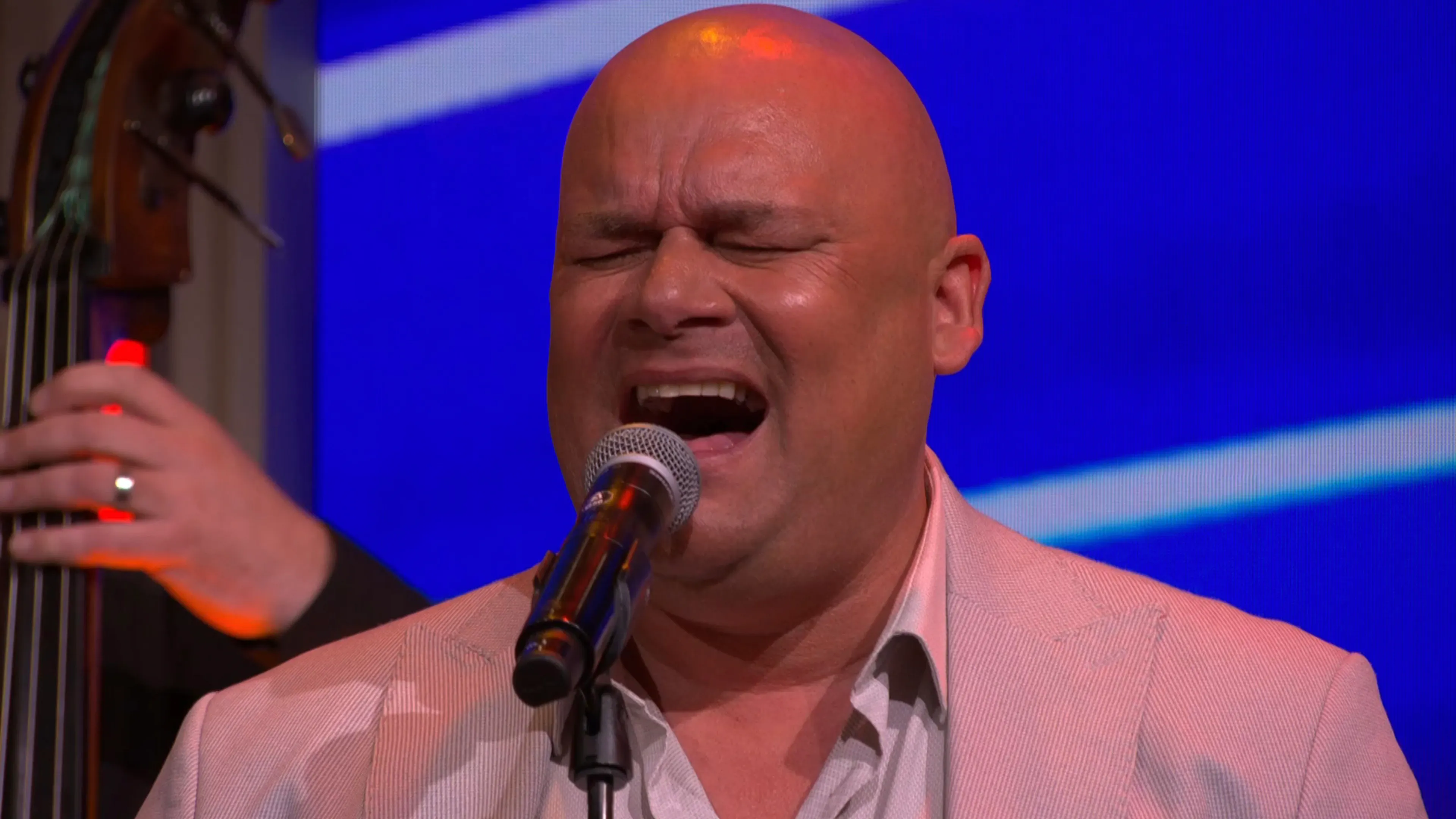 Sani van Mullem opent De Oranjezomer met een prachtige eigen versie van 'Laat me'