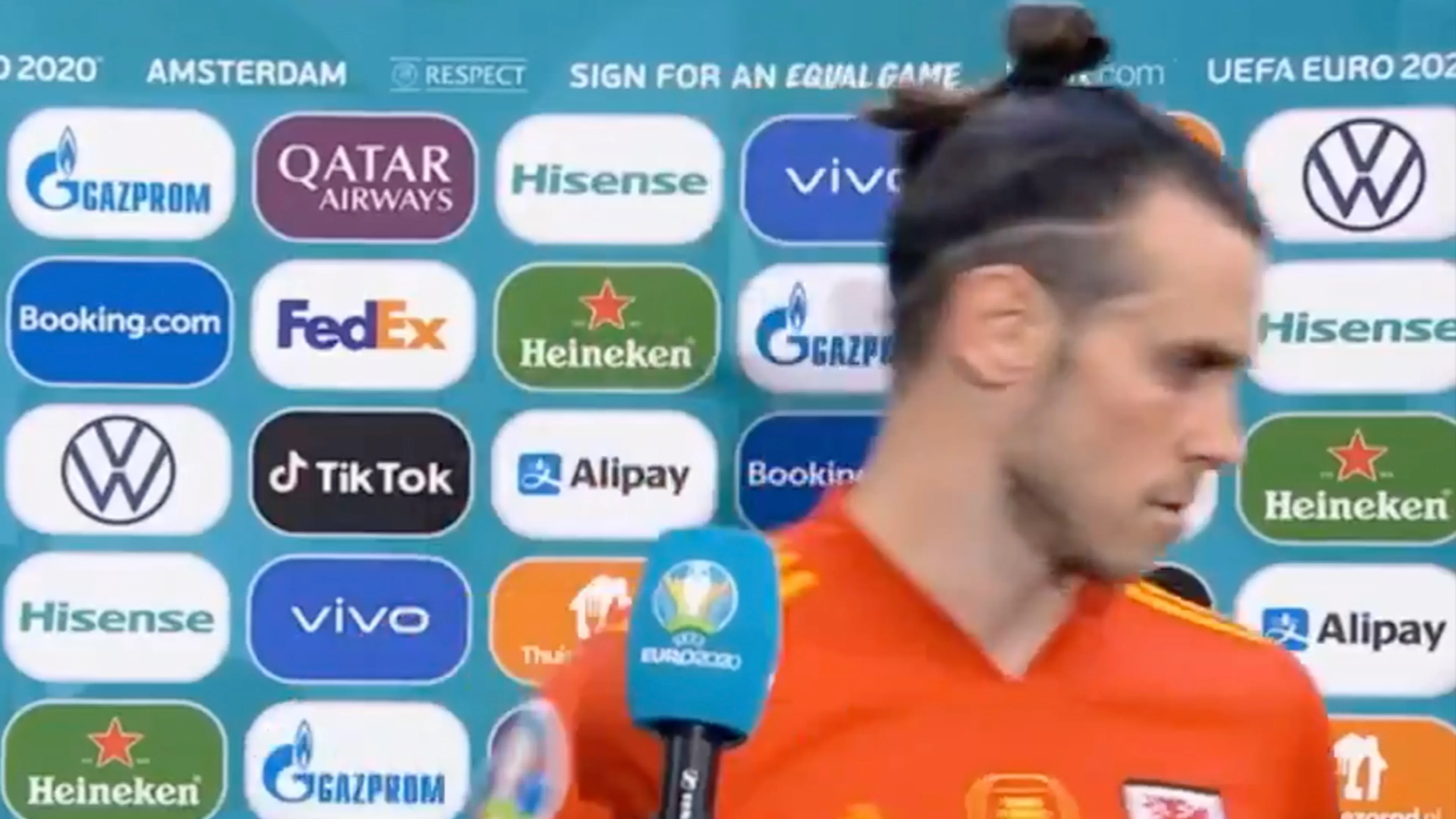 Bale loopt boos weg na vraag over toekomst bij Wales