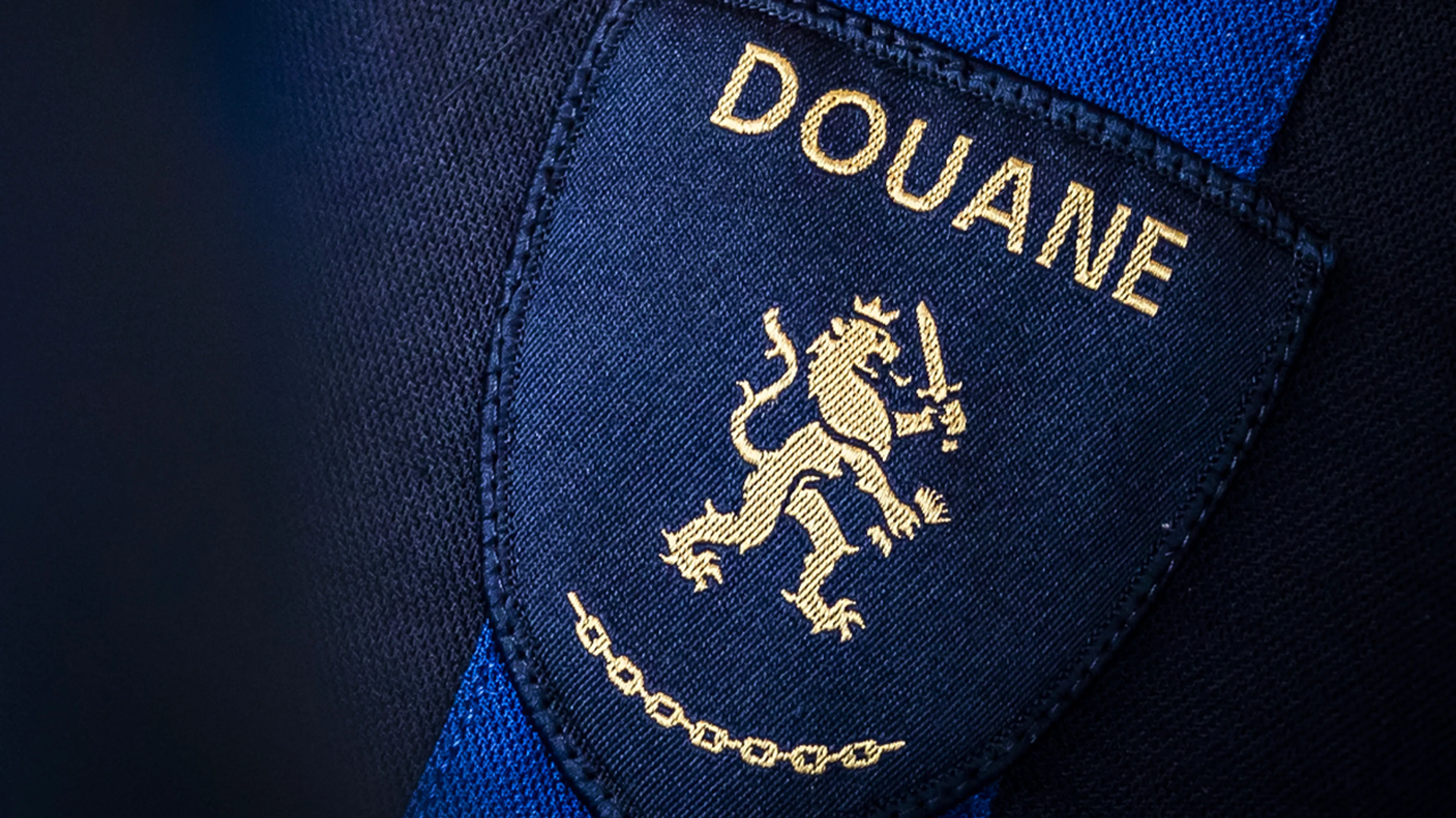 Douane vindt achttien kilo cocaïne bij bemanningslid op Schiphol