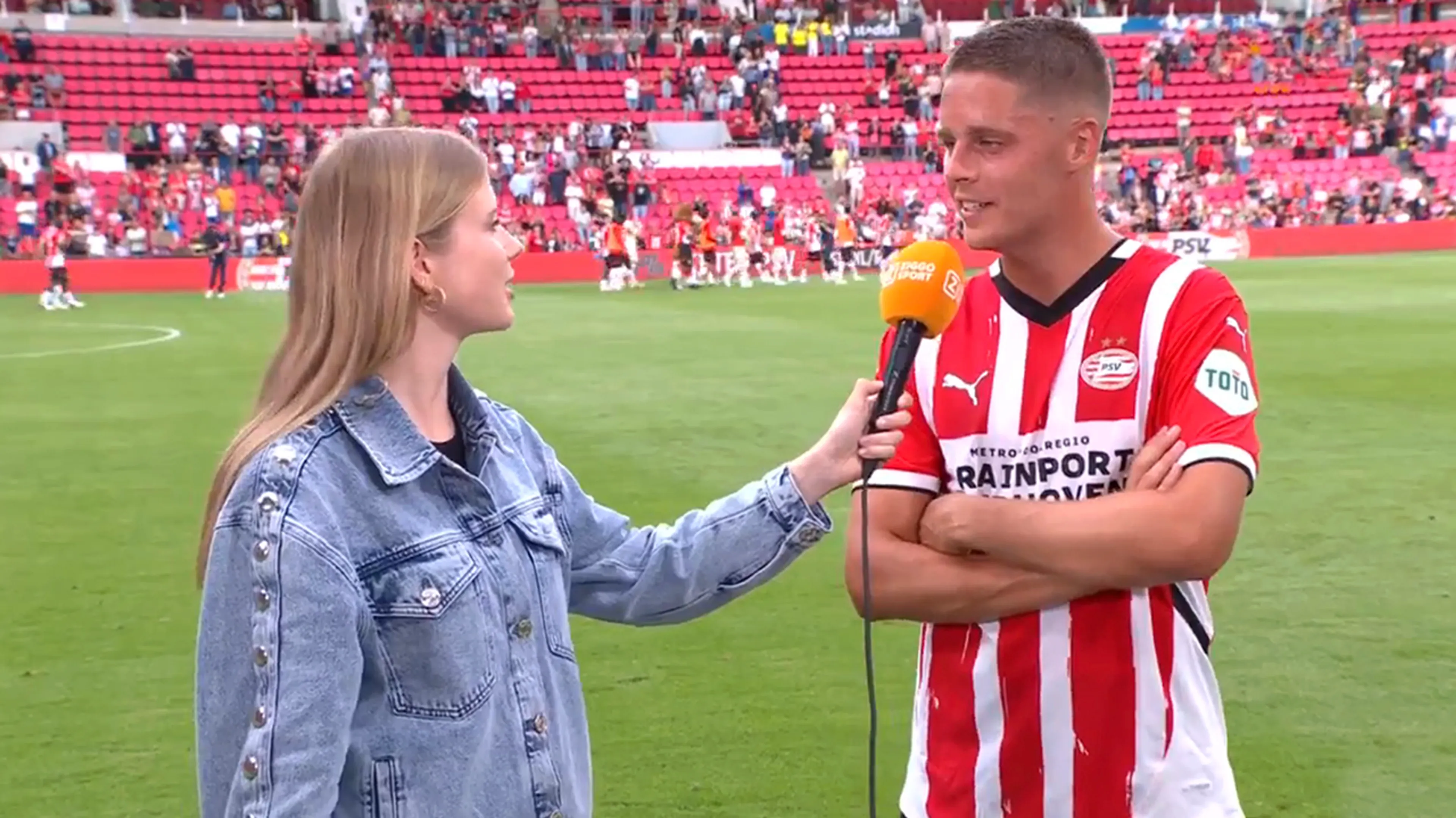 Video: Noa Vahle vraagt Joey Veerman naar toekomst bij PSV: 'Je begint te lachen, dus...'