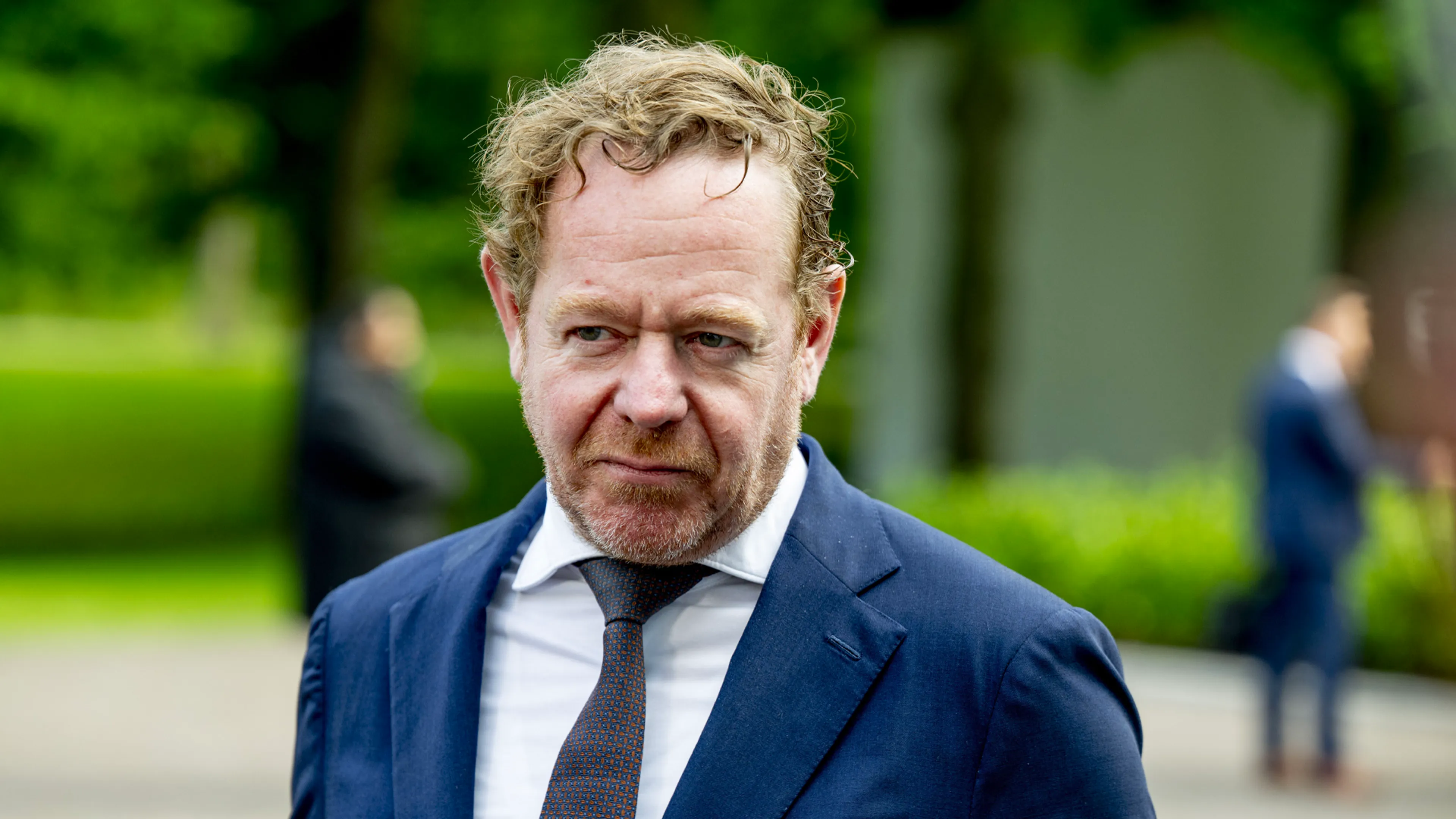 Asielminister Van Weel sluit enkelband voor overlastgevende asielzoekers niet uit