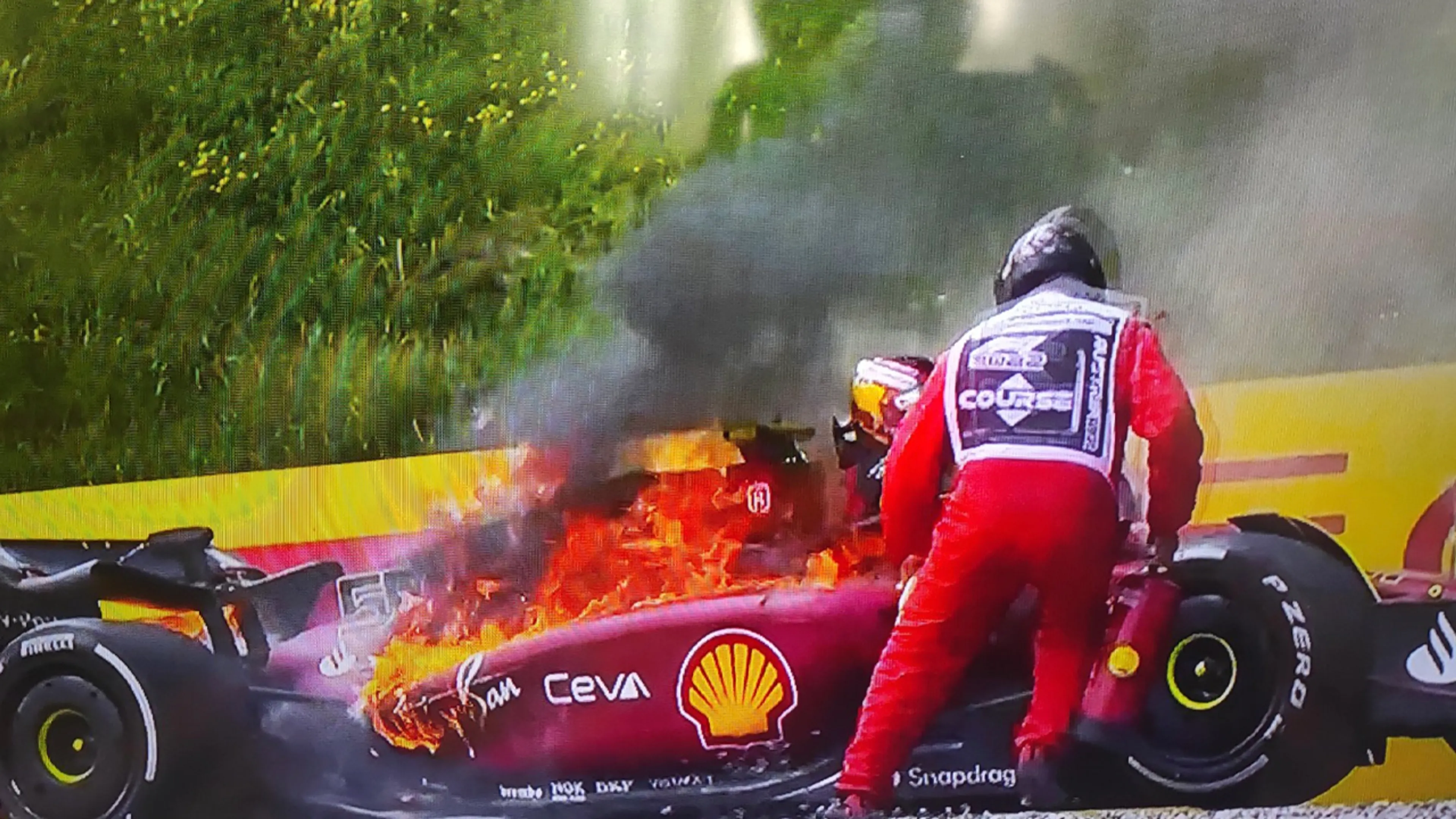 Drama voor Ferrari: auto van Sainz gaat in vlammen op