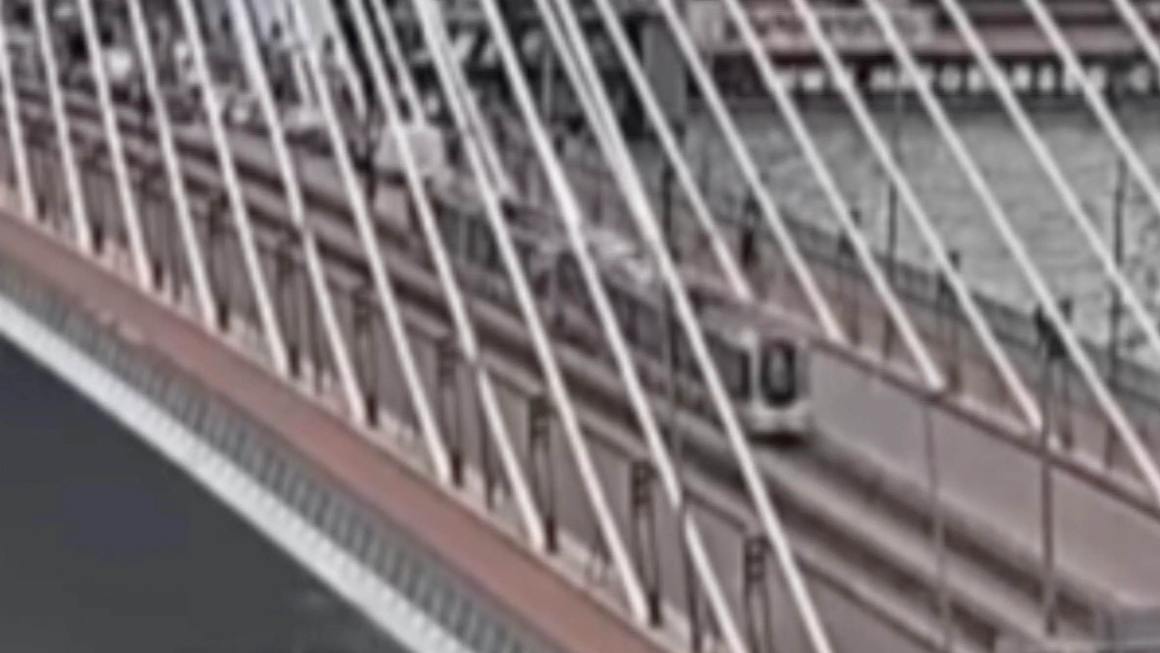 Video: Webcambeelden tonen botsing tussen twee trams op Erasmusbrug in Rotterdam