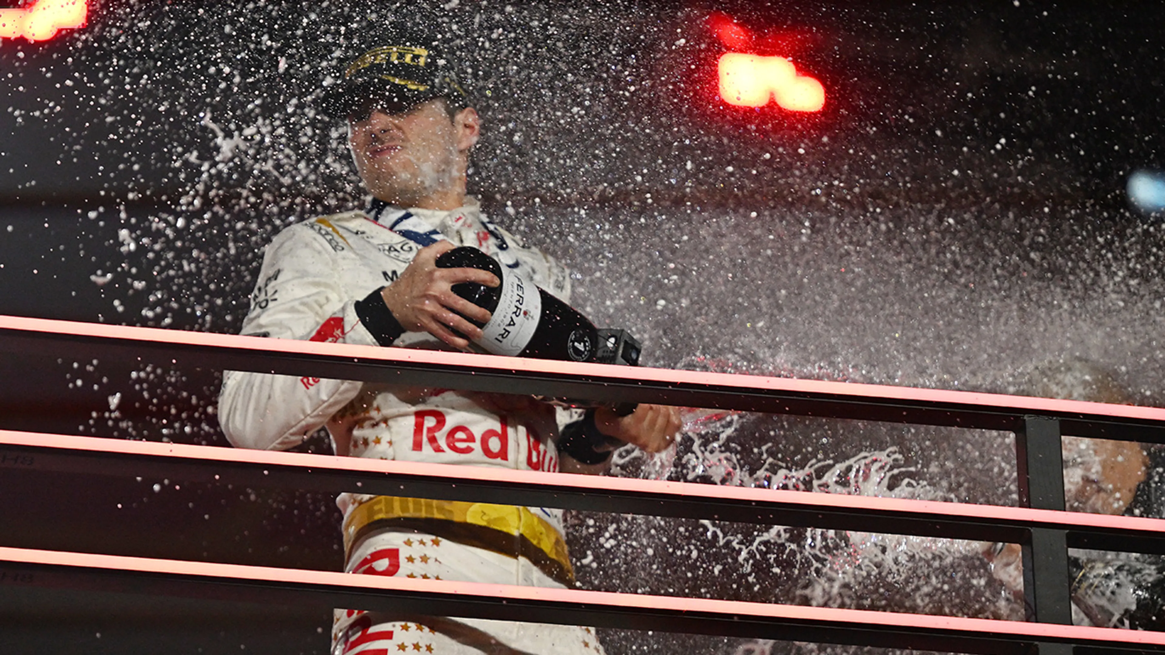 Beelden: Verstappen zingt 'Viva Las Vegas' na zwaarbevochten zege 