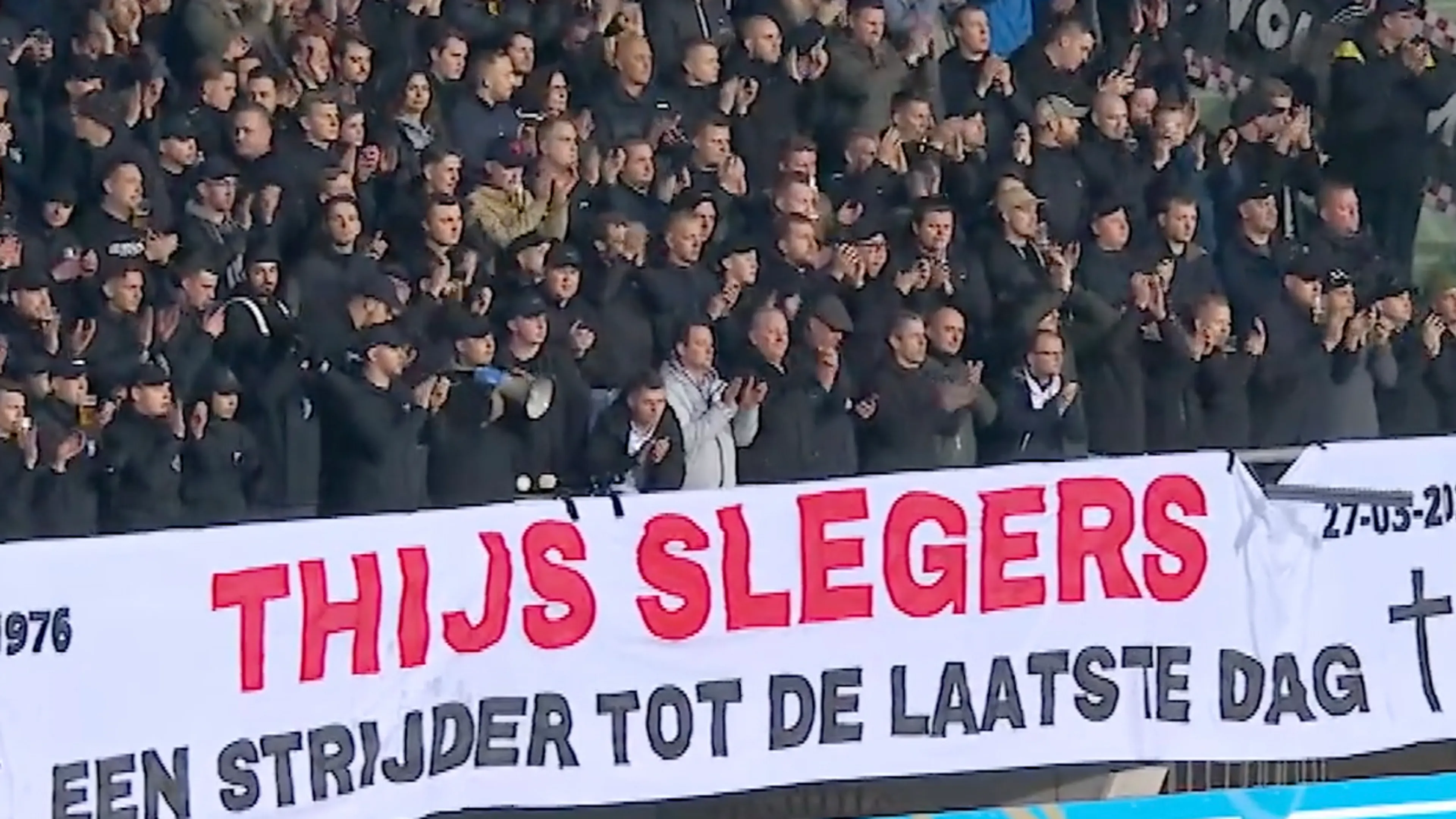 Video: Prachtig eerbetoon aan Thijs Slegers bij NEC-PSV