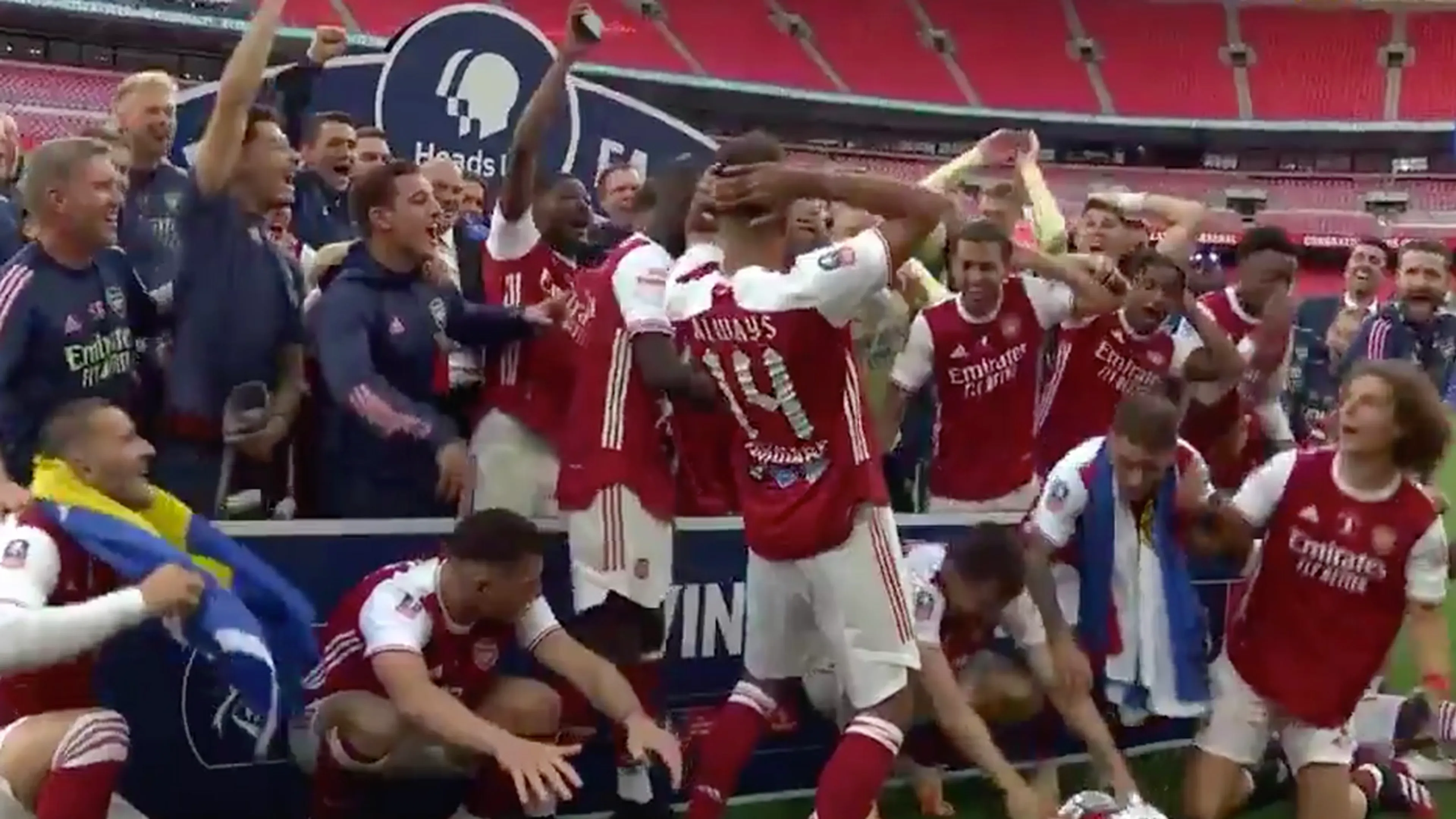 Aubameyang laat FA Cup uit handen vallen en sloopt beker