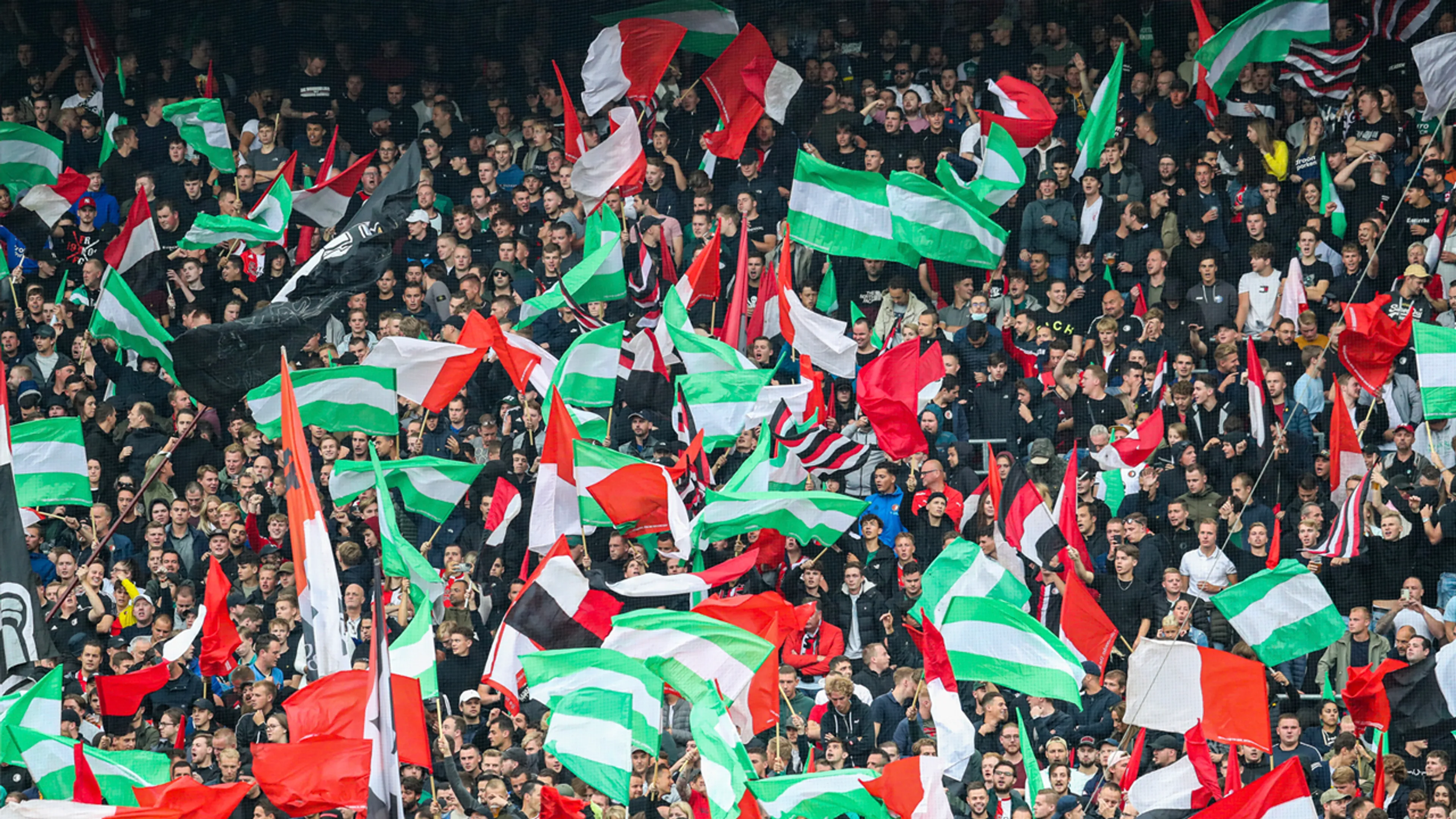 'Kabinet kijkt naar toelaten supporters bij voetbalwedstrijden'