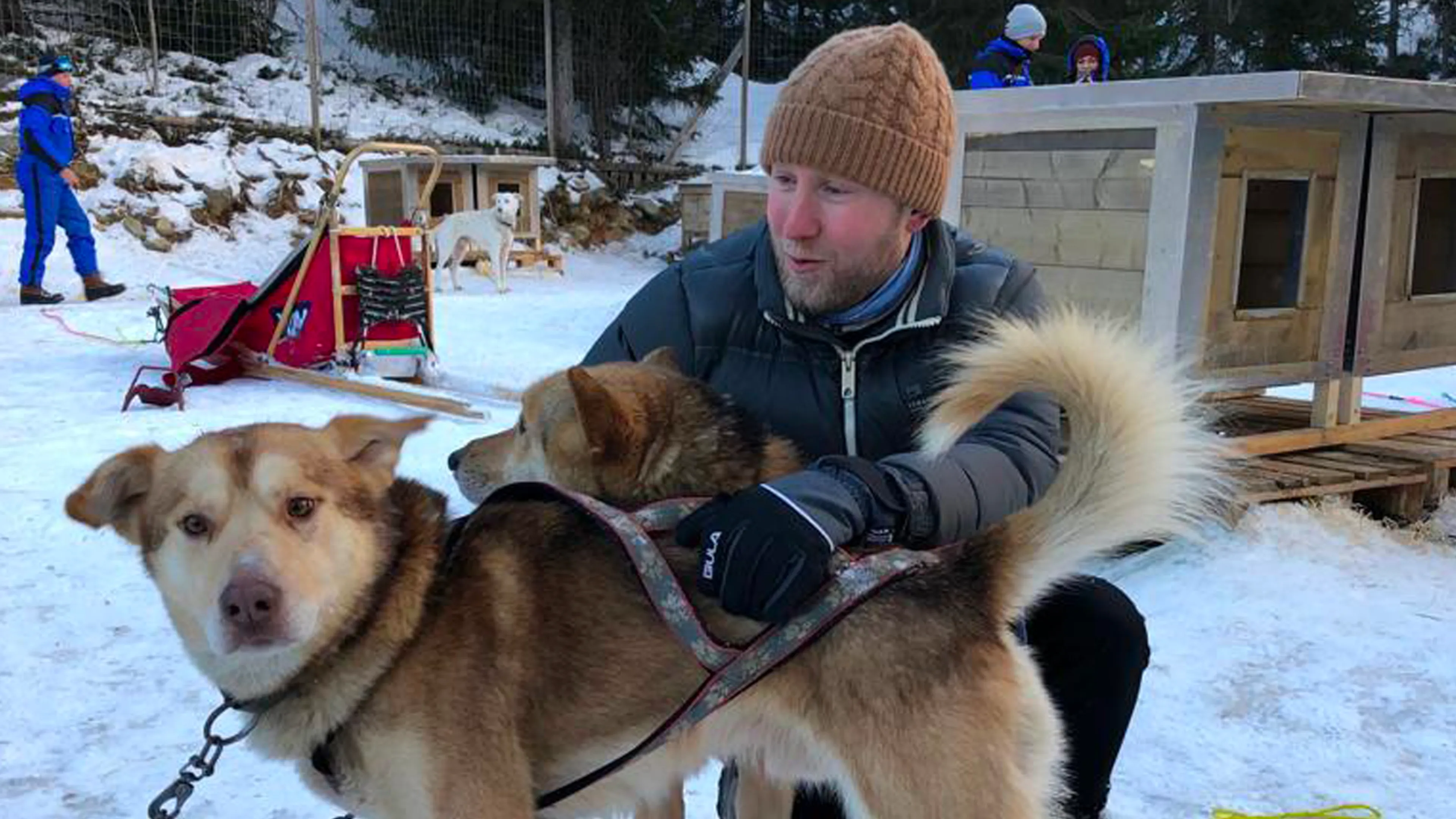 Raymond Mens viert kerst in Noorwegen: 'Sneeuw, een houten huisje, open haard aan en skiën!'