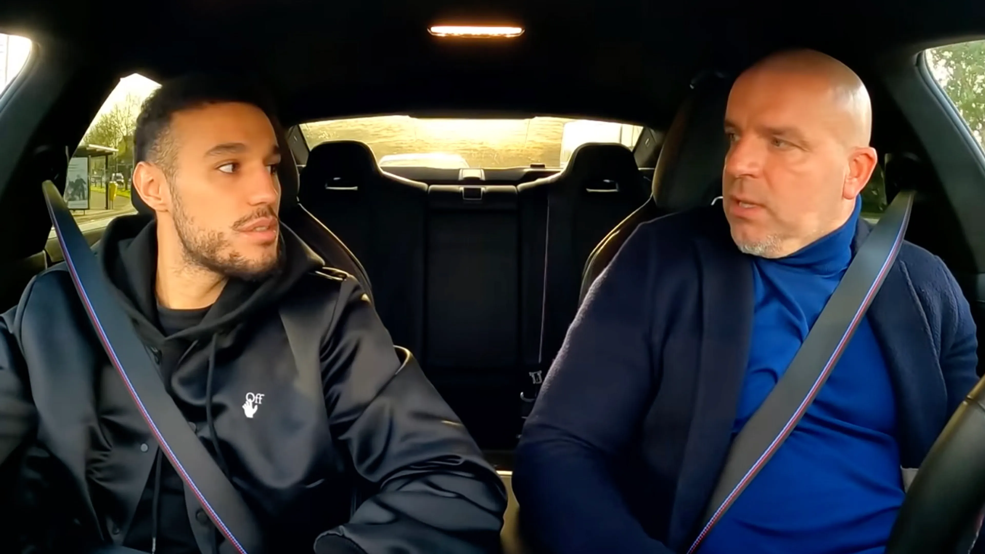 Mazraoui Bij Andy in de auto: 'Wanneer ik ga bijtekenen? Andy, ik zeg je eerlijk...'