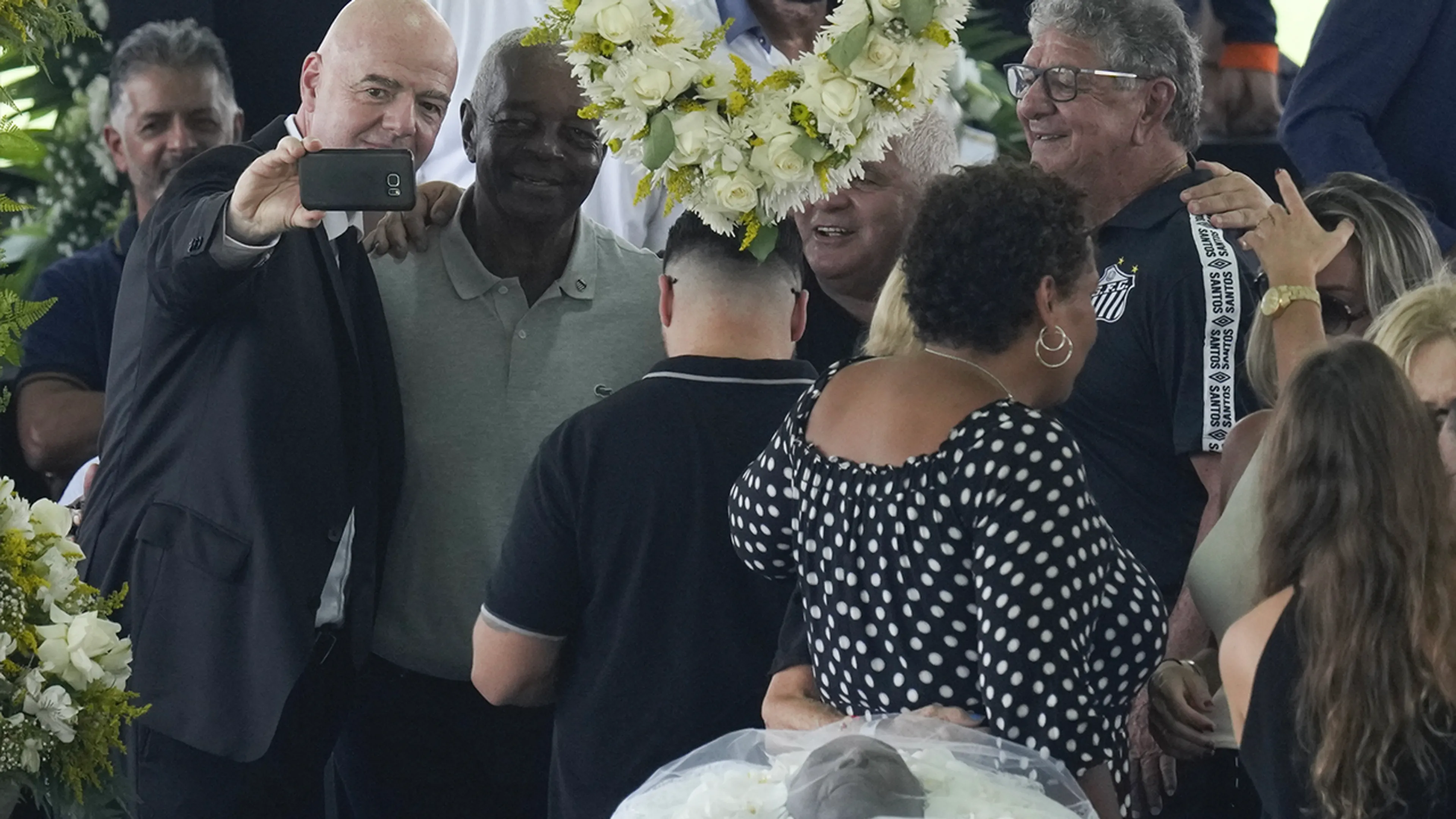 Infantino ligt opnieuw onder vuur na maken van selfies bij kist Pelé