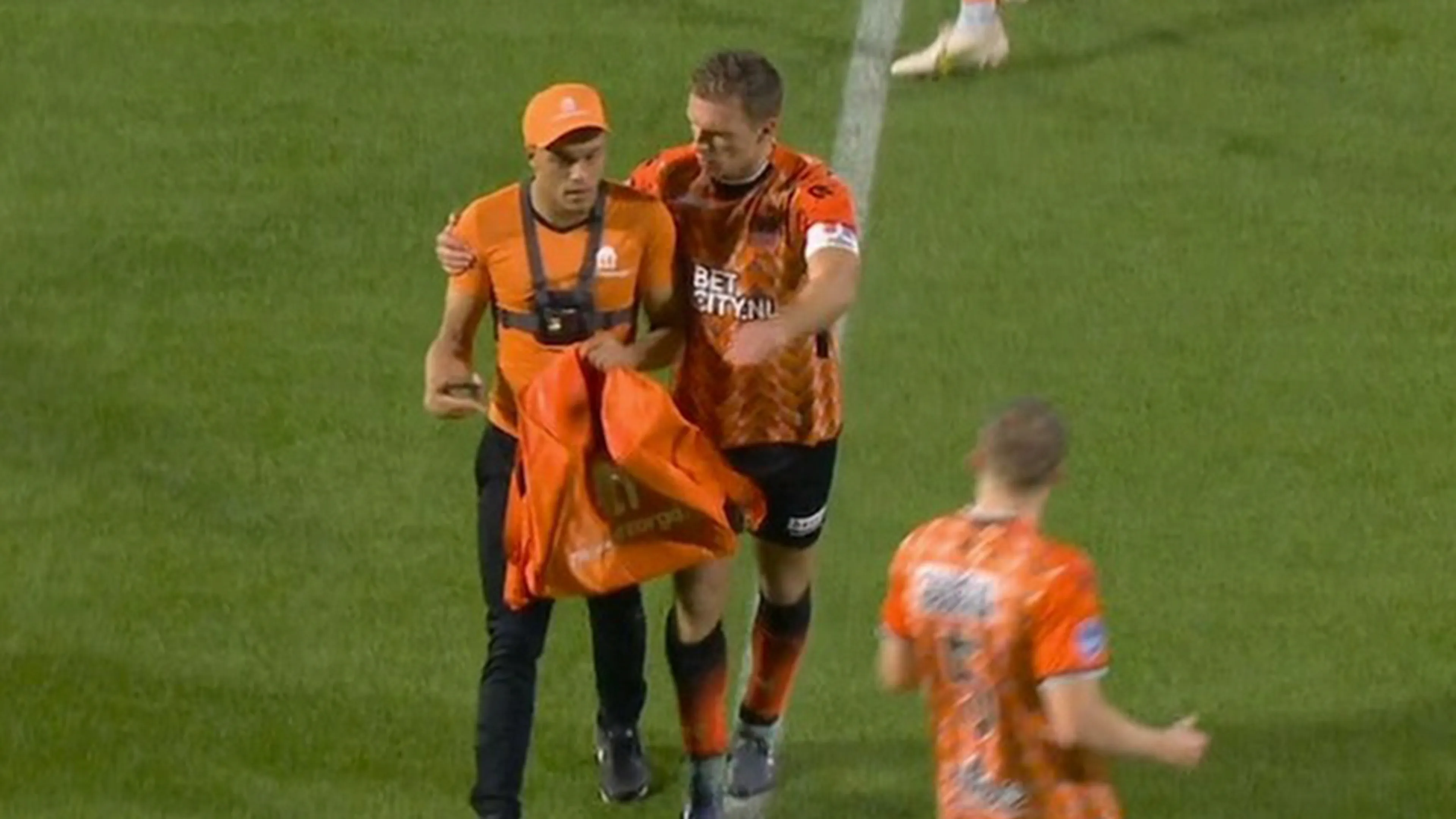 'Maaltijdbezorger' die veld FC Volendam betrad krijgt stadionverbod en boete