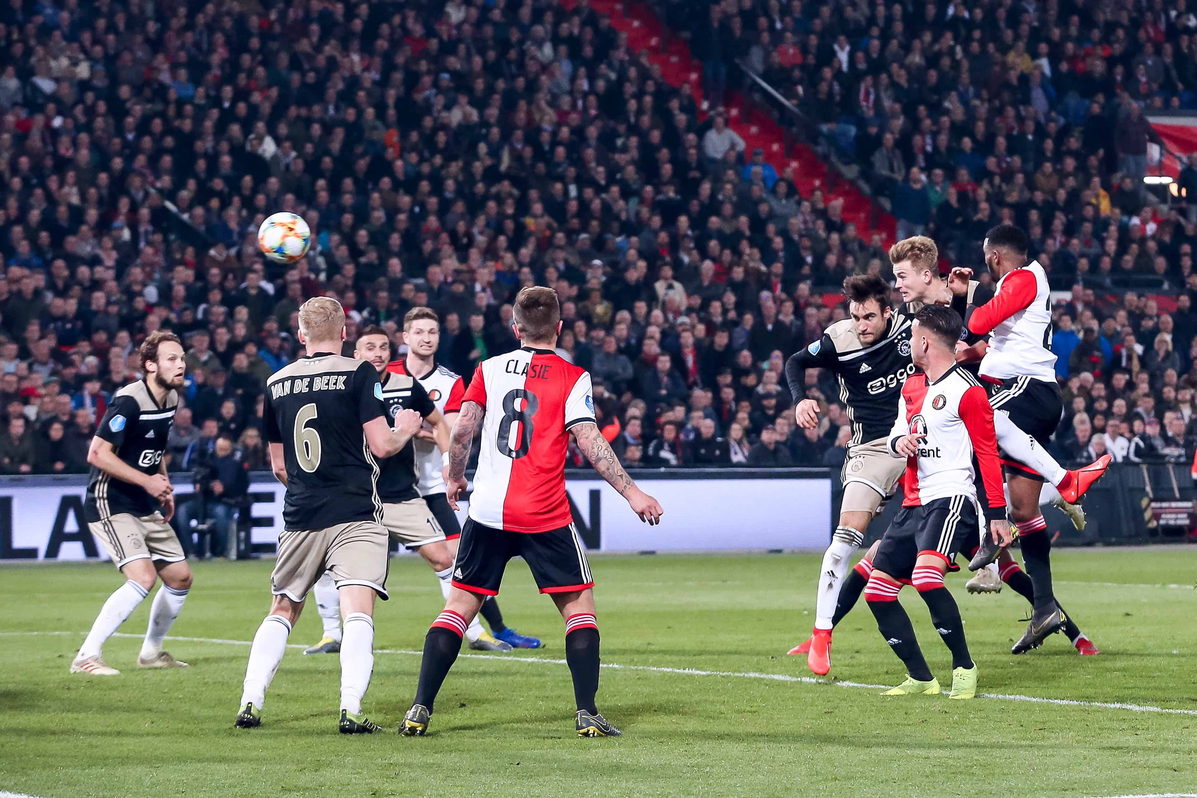 Ajax op voorsprong na dubieuze hoekschop