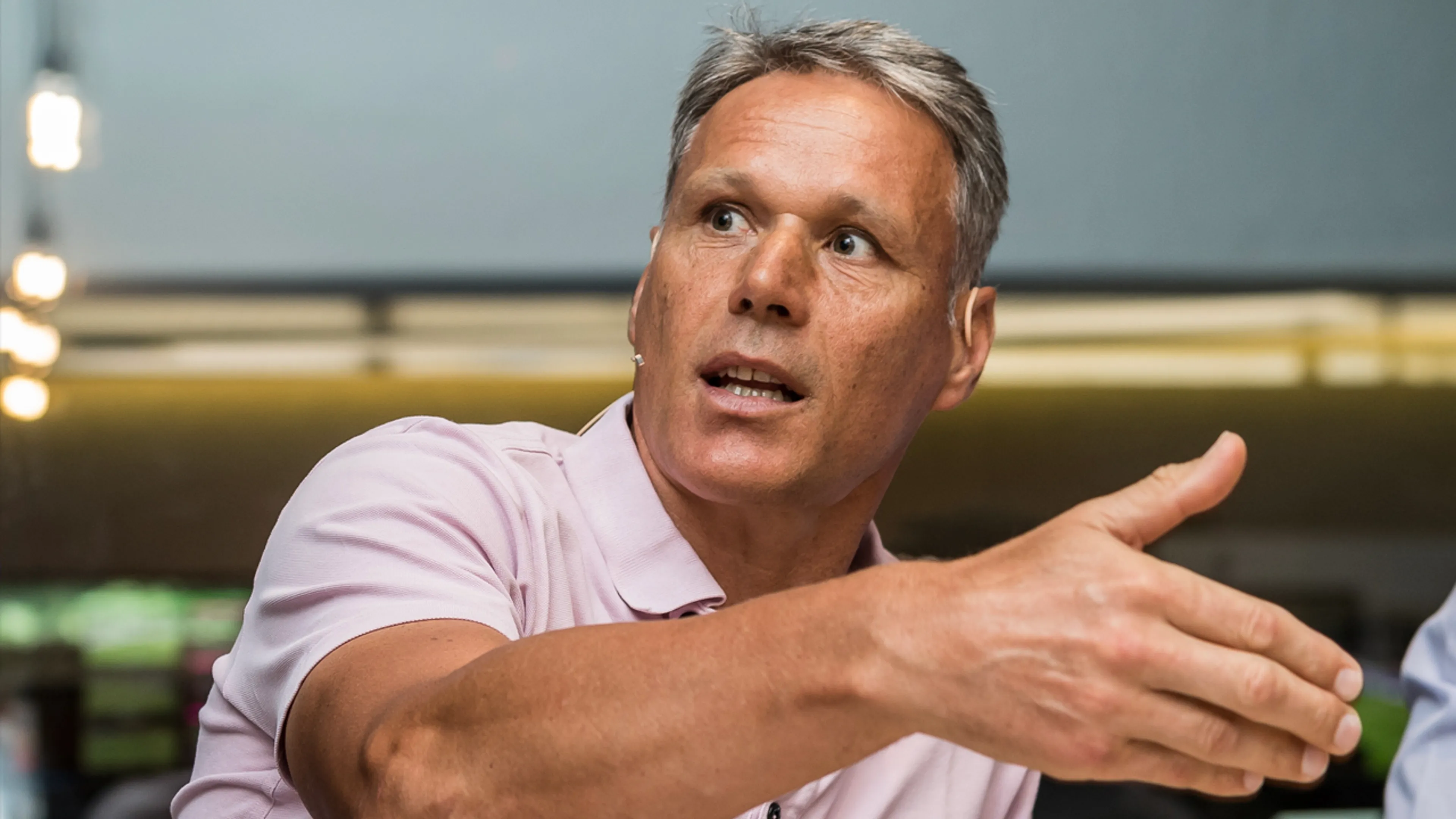 Van Basten fileert Feyenoorder: 'Die mag niet in De Kuip spelen'