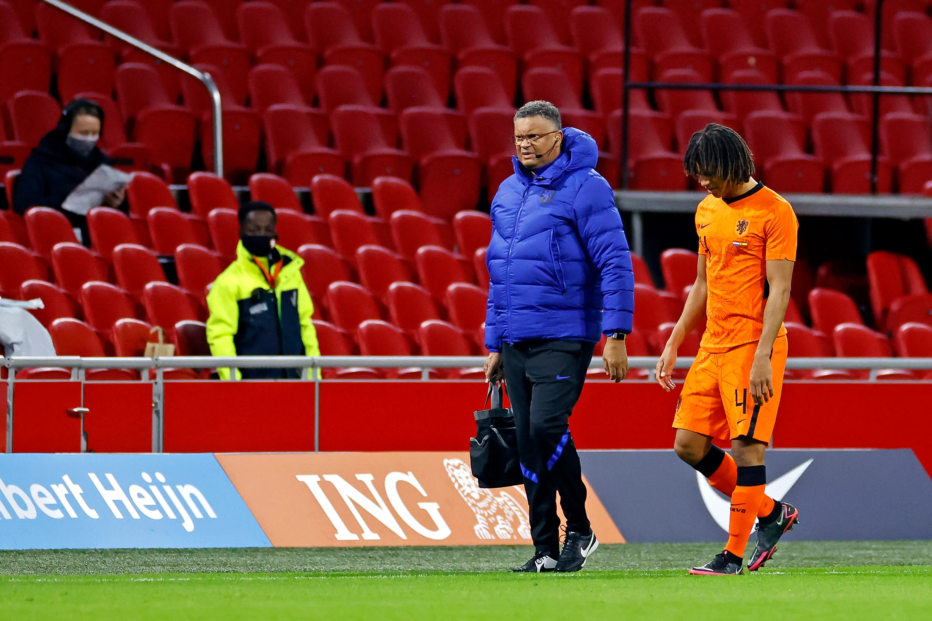 Aké valt al na vijf minuten uit met blessure