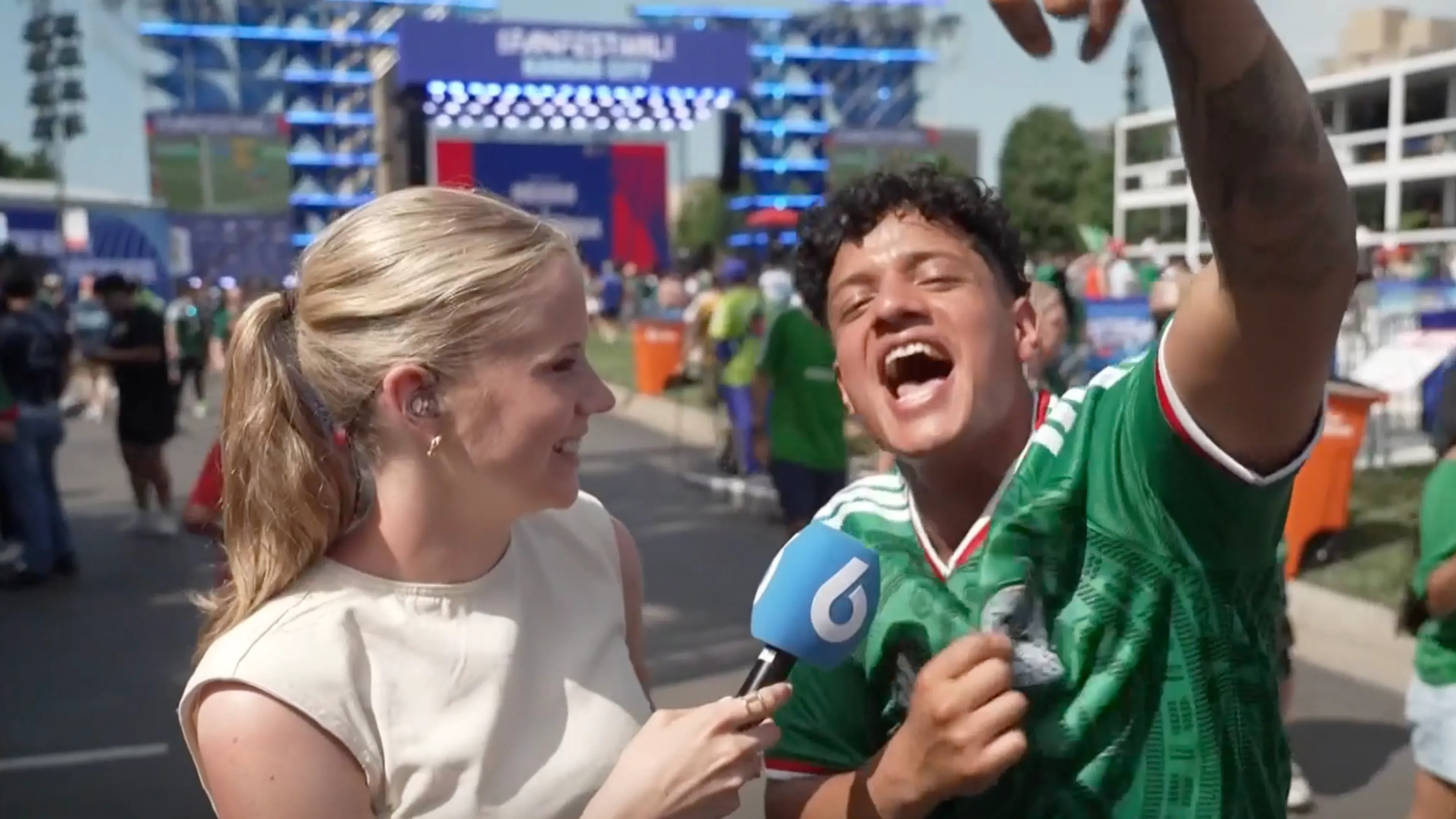 Video: Noa Vahle kijkt openingswedstrijd WK tussen enthousiaste Mexicaanse fans