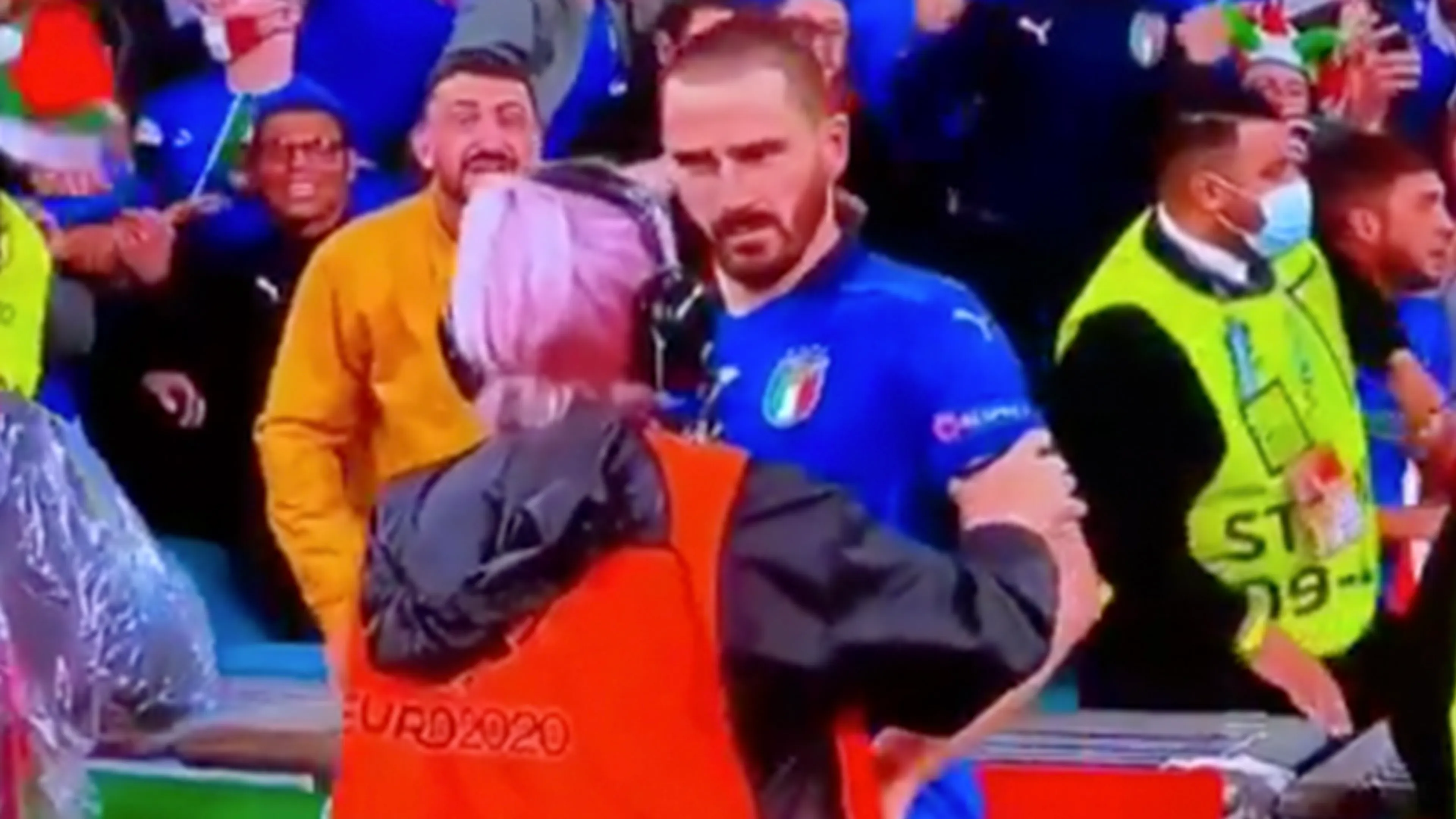THROWBACK: Bonucci wordt aangezien voor supporter door steward