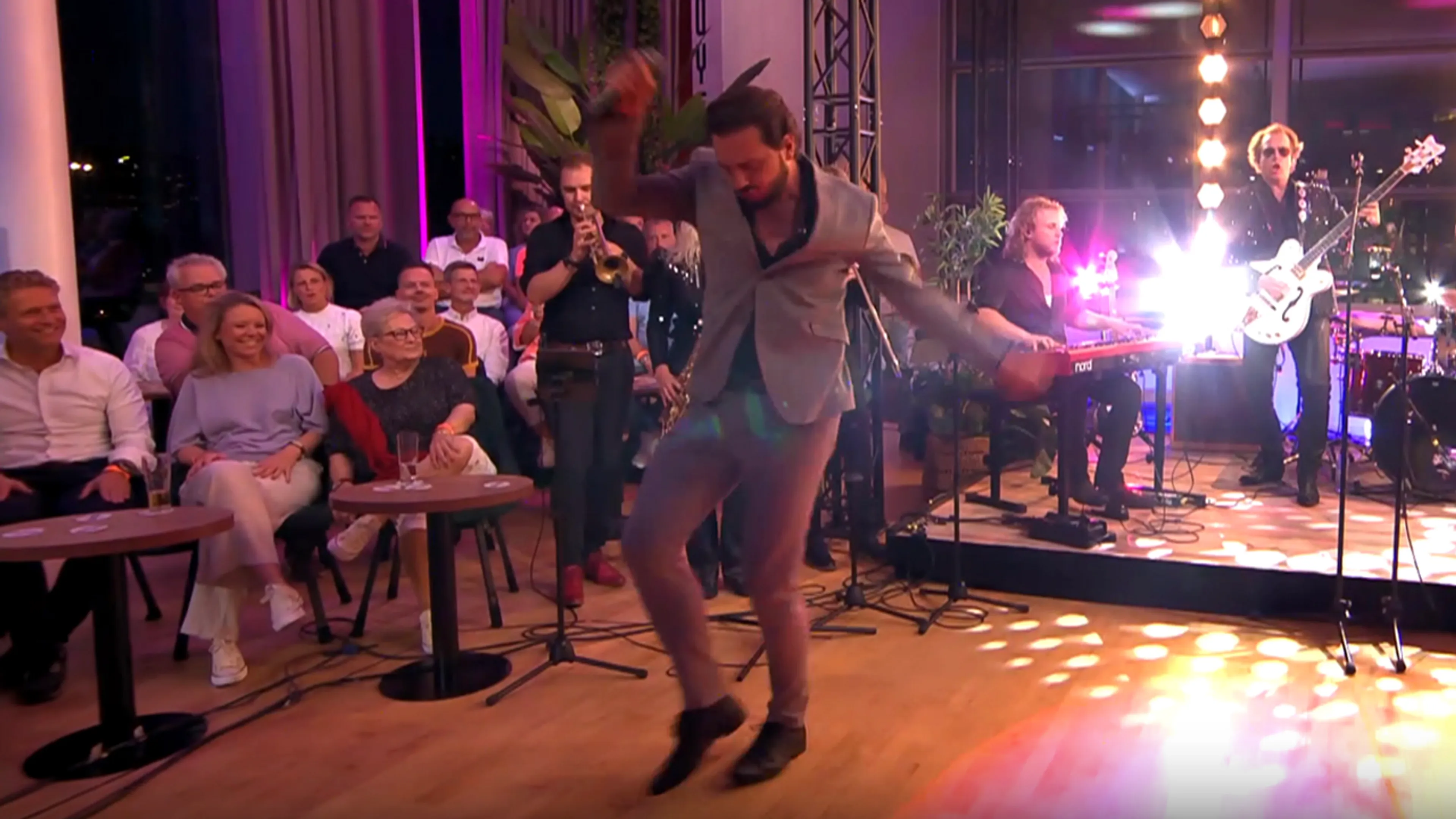 Bouke & The Elvis Matters band zetten geweldige show neer in reclamebreak De Oranjezomer
