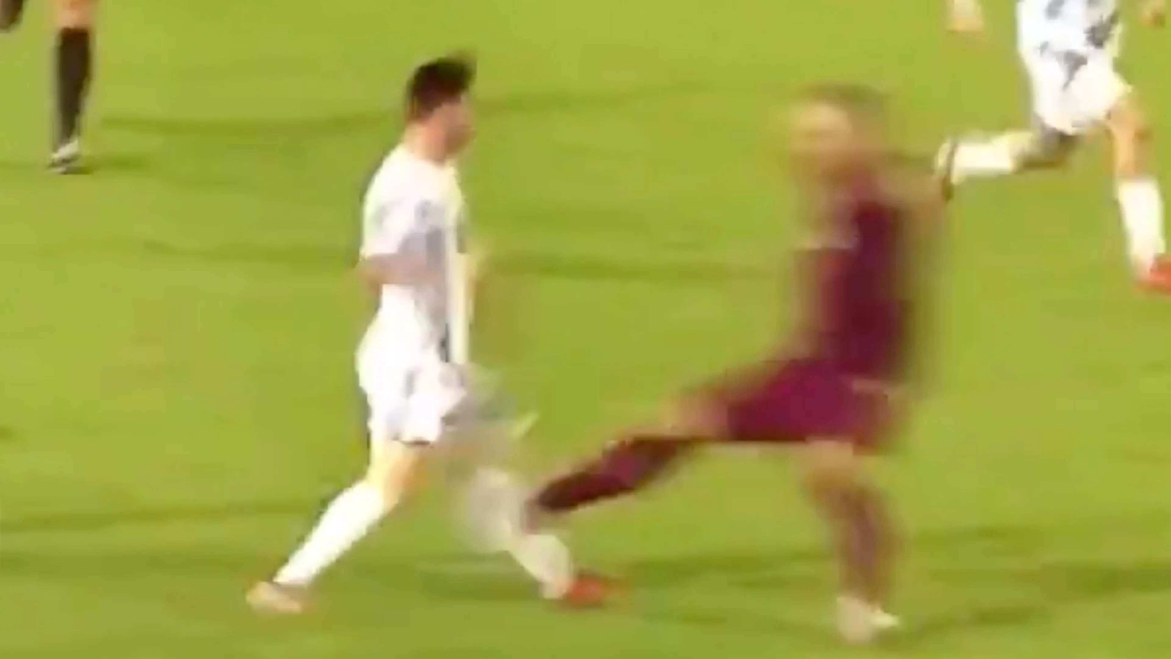 VIDEO: Messi ontloopt horrorblessure na snoeiharde tackle