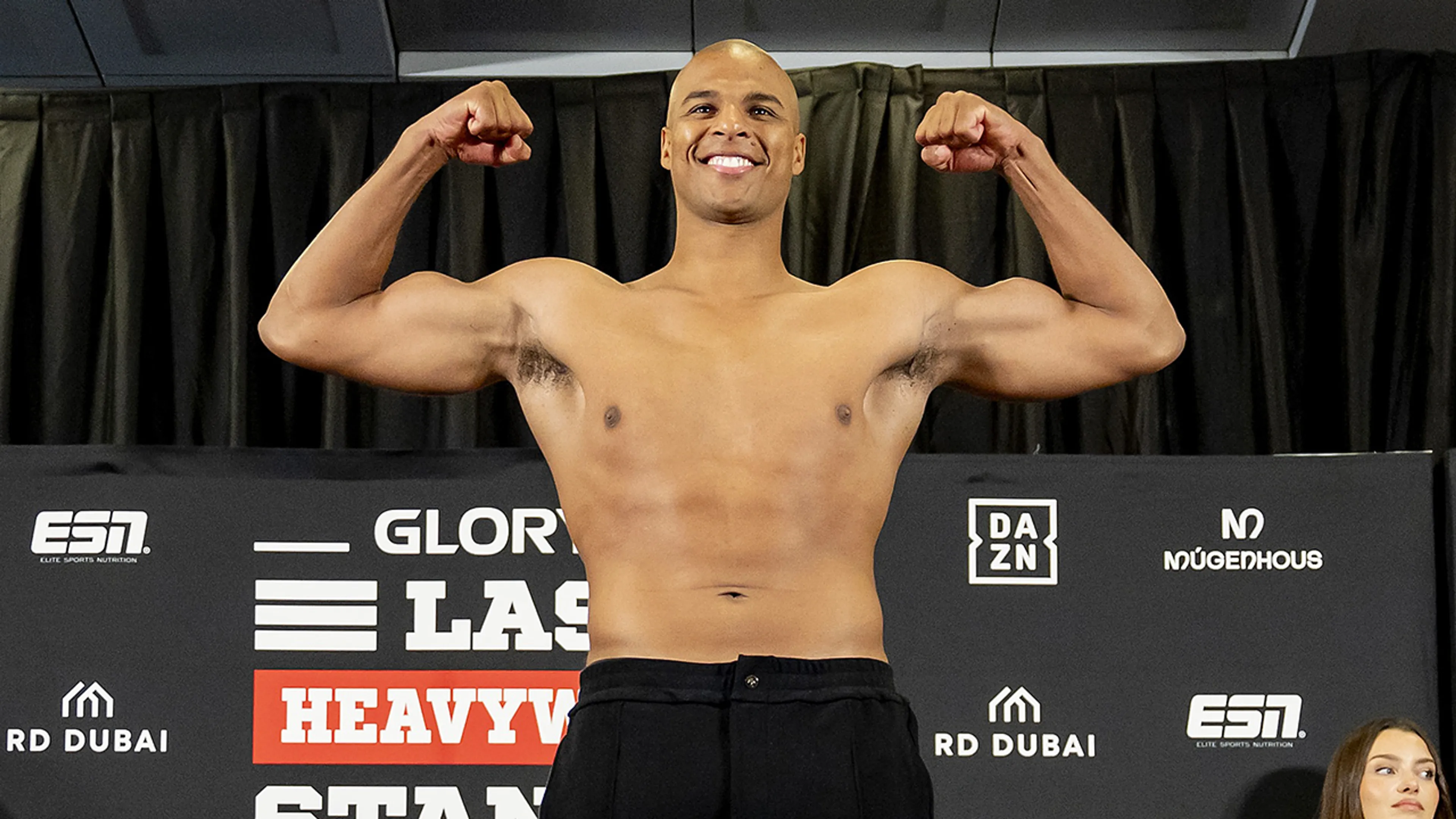 Levi Rigters trapt Jamal Ben Saddik op indrukwekkende wijze knock-out bij zwaargewichttoernooi