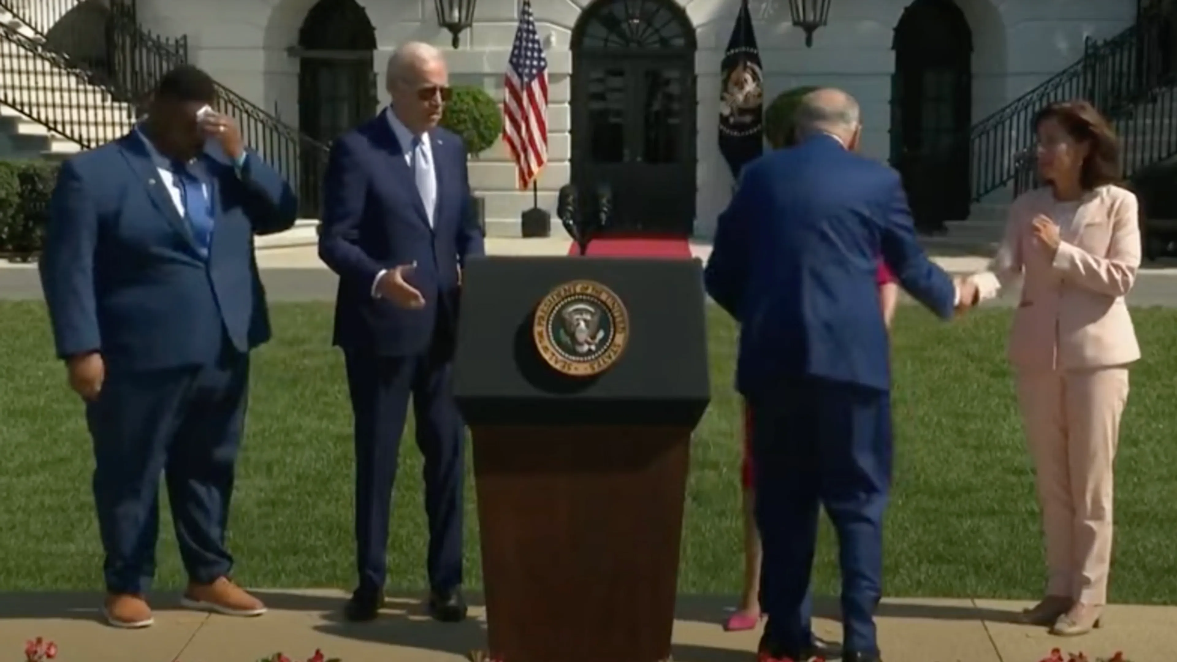 Biden lijkt binnen enkele seconden te vergeten dat hij hand van senator al heeft geschud