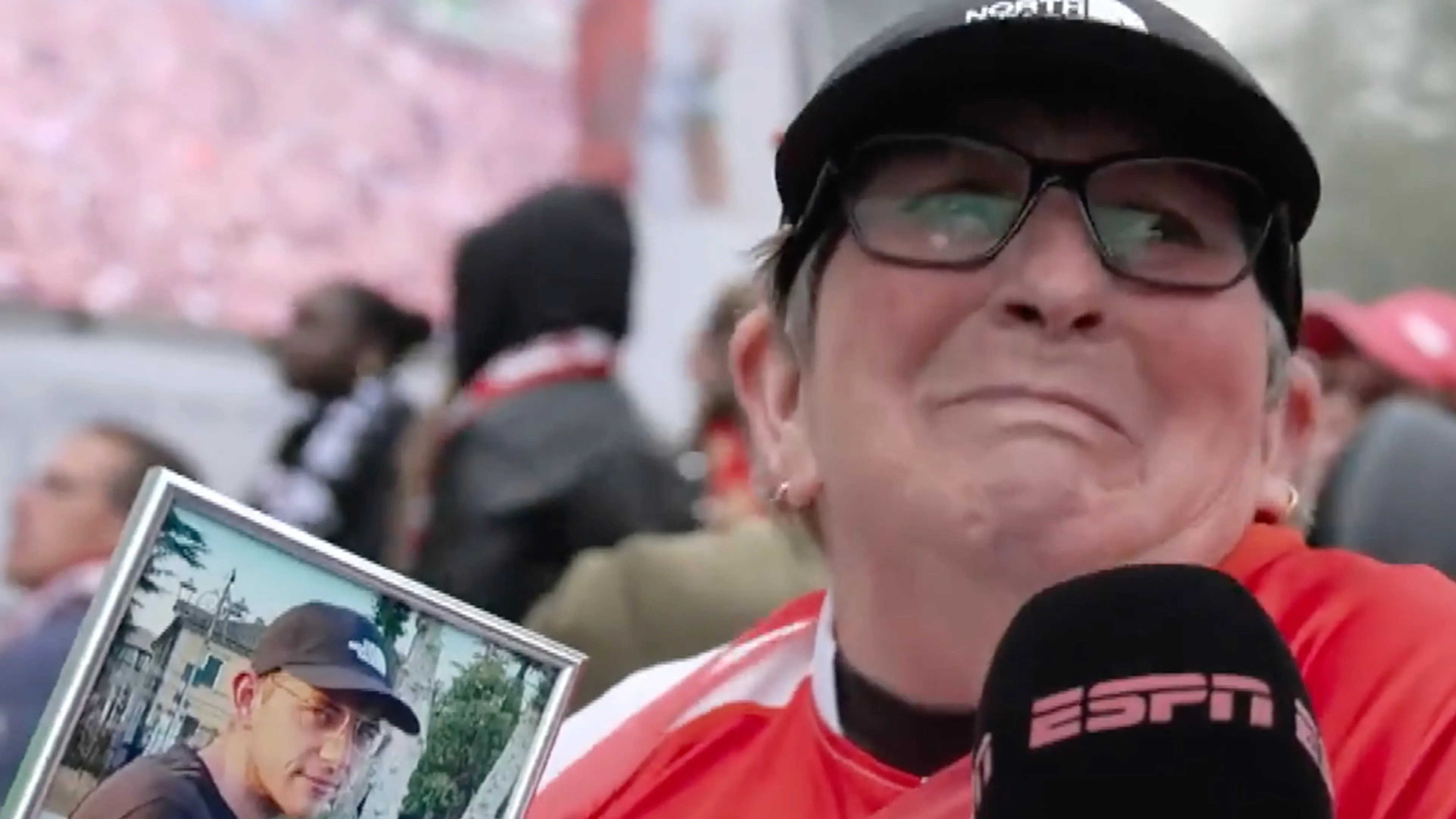 Inzamelingsactie voor Feyenoord-fan Hannie die haar zoon verloor levert ruim 12.000 euro op