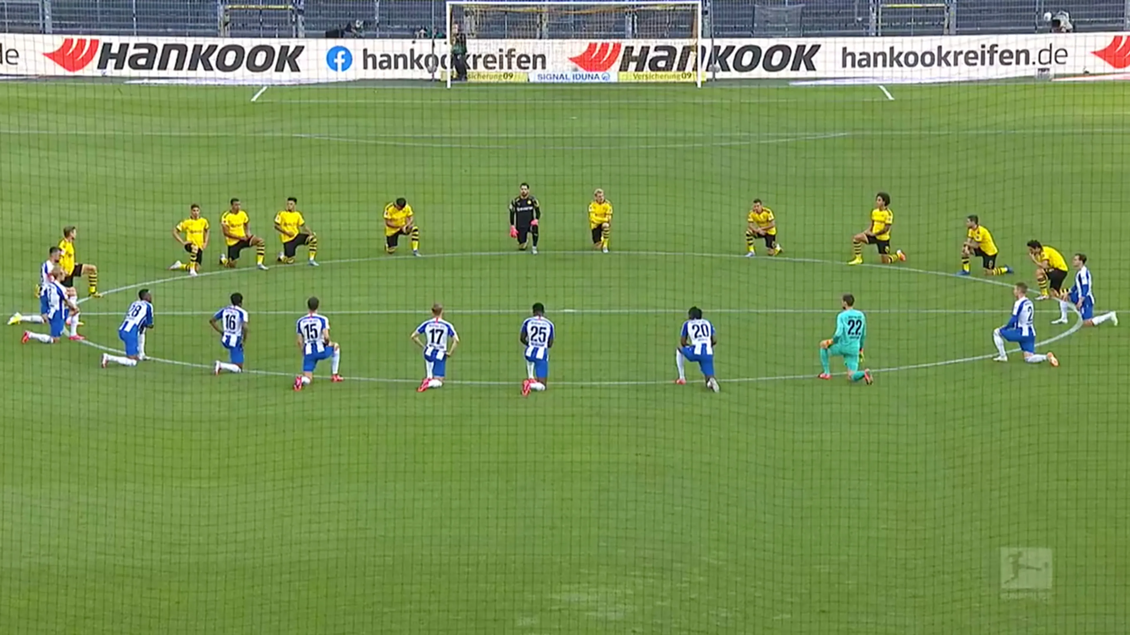 PRACHTIG! Knielende Dortmund- en Hertha-spelers maken sterk Black Lives Matter-statement